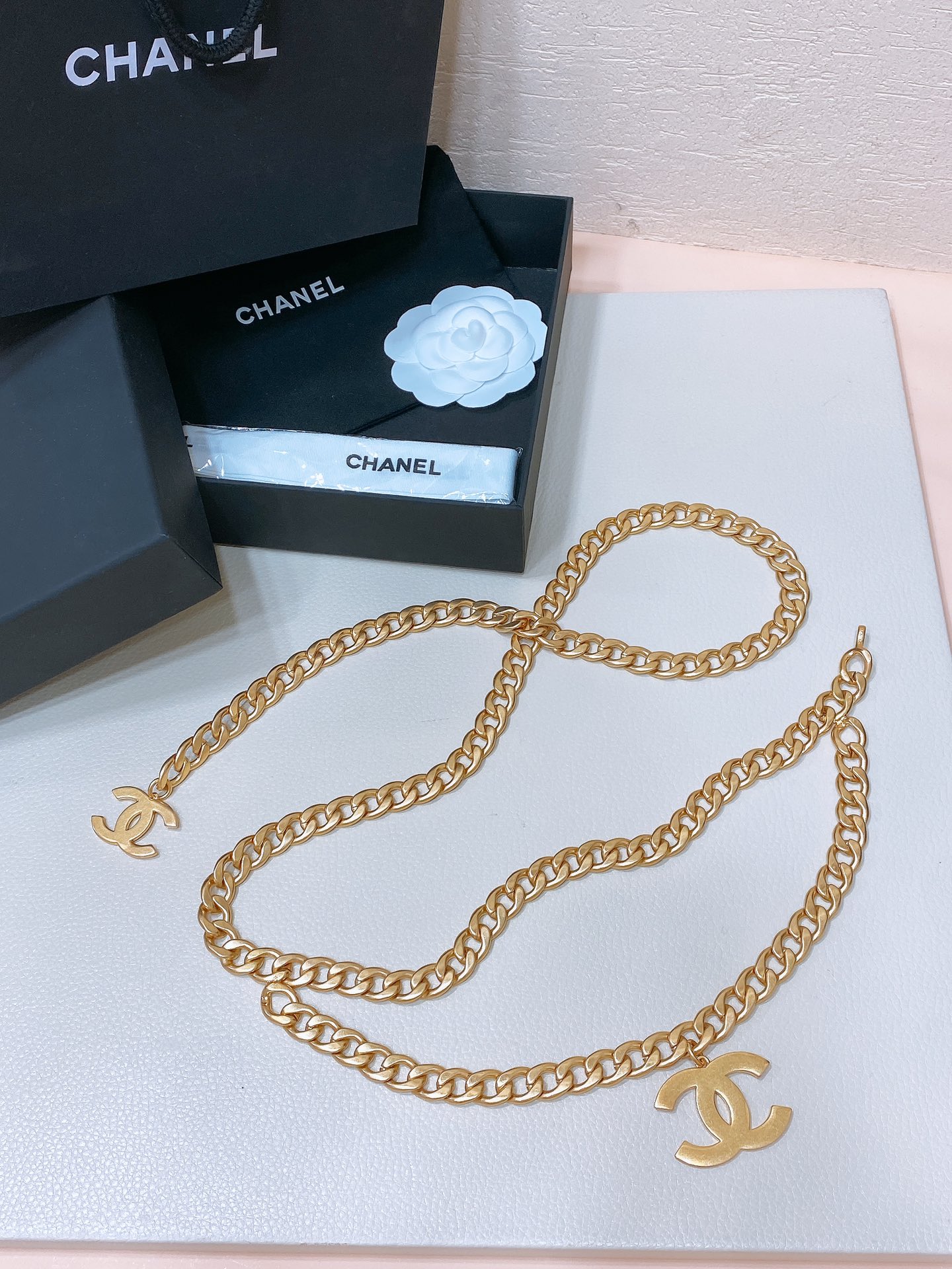 -Chanel 黄铜金属.经典链条logo腰链 精致优雅 均码 
             二层链 简单
