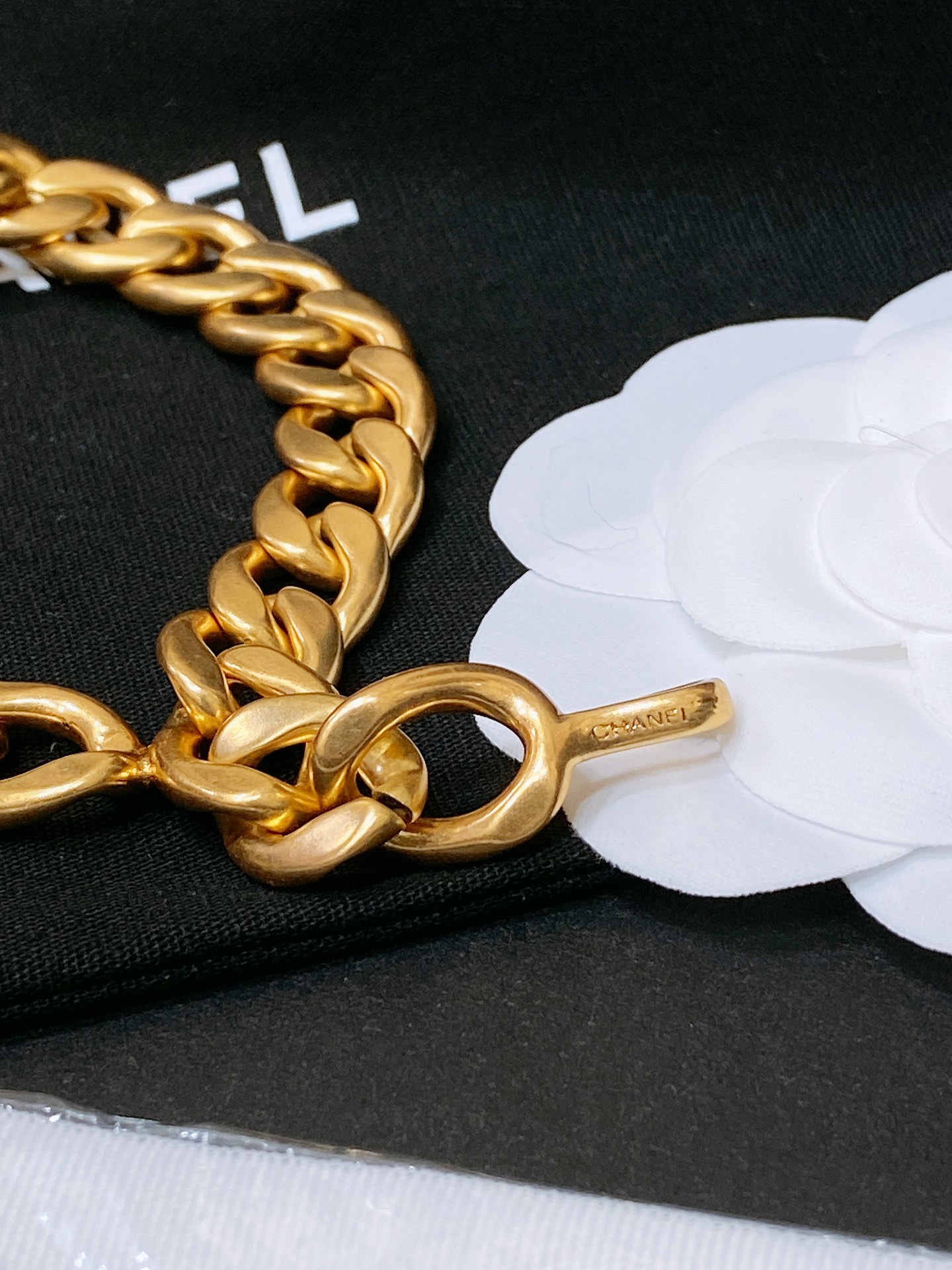 -Chanel 黄铜金属.经典链条logo腰链 精致优雅 均码 
             二层链 简单