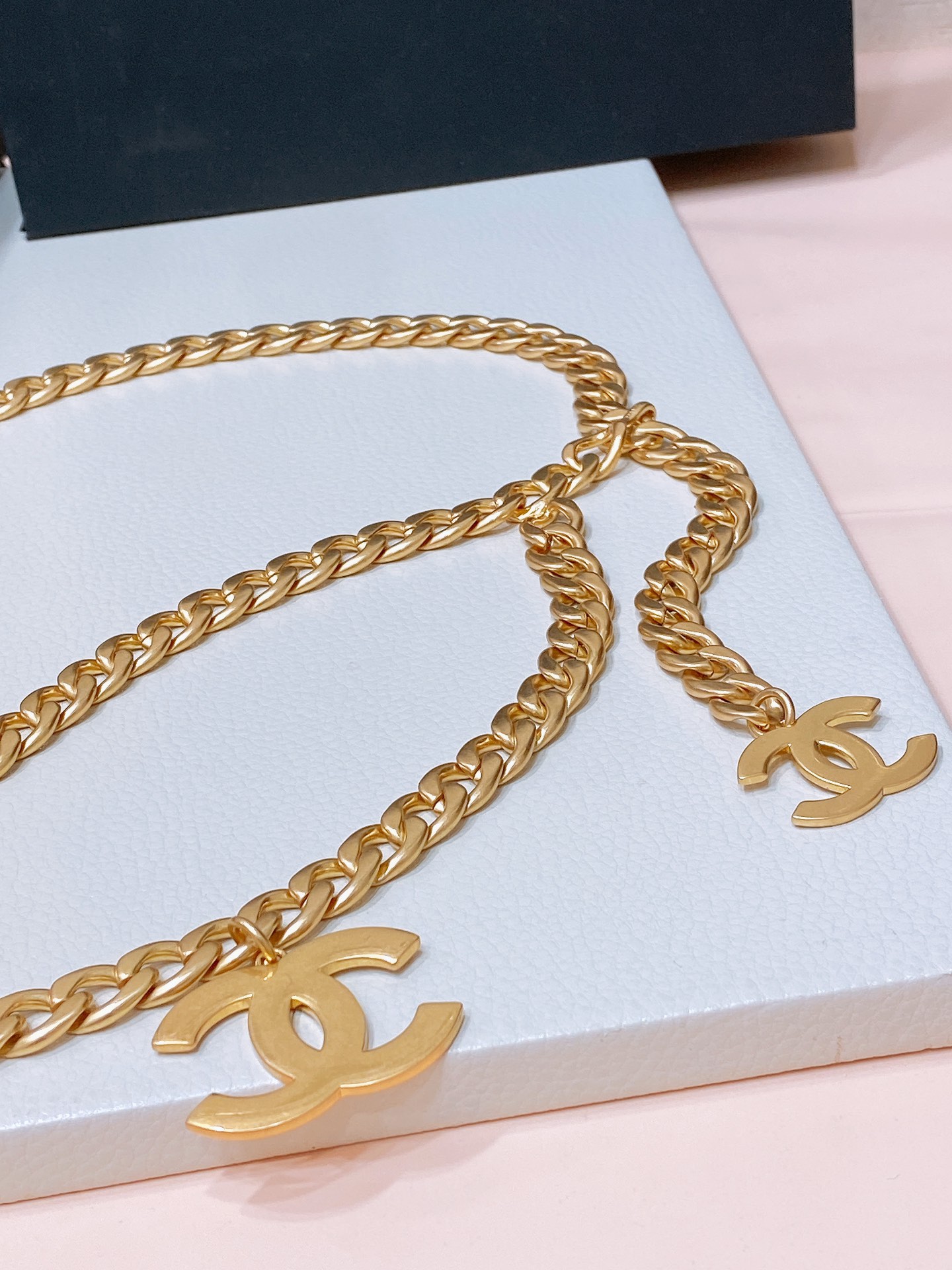 -Chanel 黄铜金属.经典链条logo腰链 精致优雅 均码 
             二层链 简单