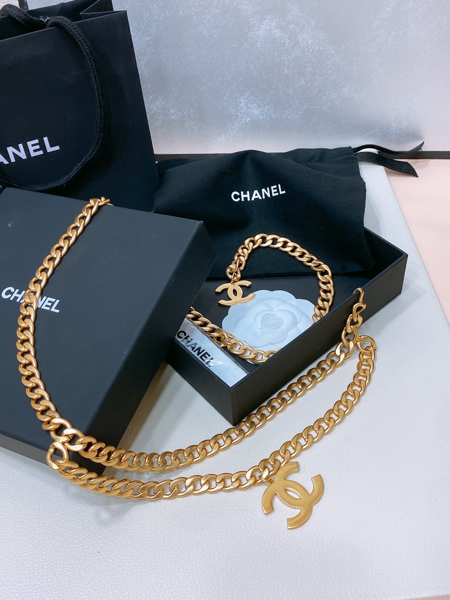 -Chanel 黄铜金属.经典链条logo腰链 精致优雅 均码 
             二层链 简单