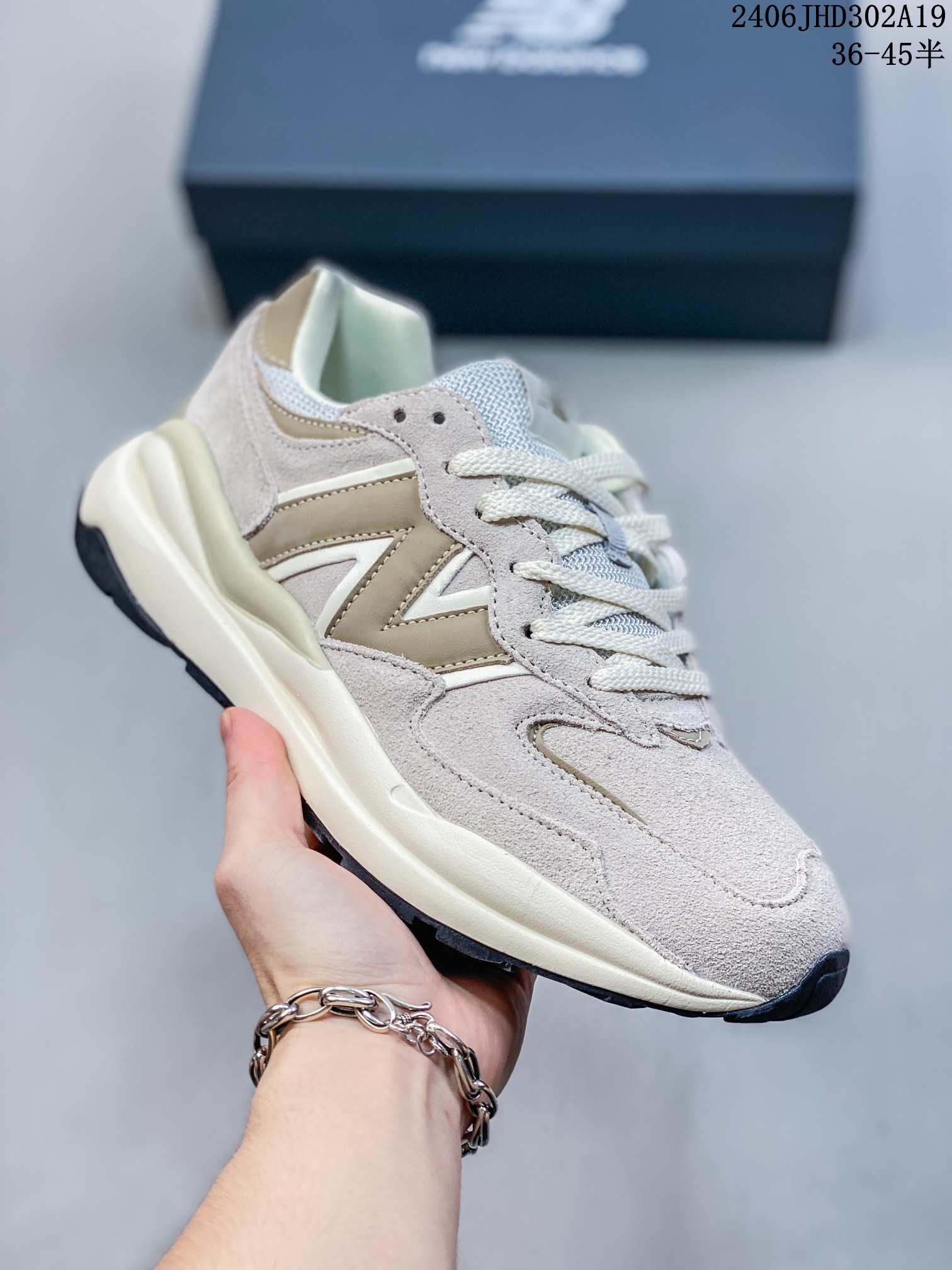 ID:xnm 真标带半码 New Balance新百伦 NB5740系列 货号:W5740BWR1特别以1988年首度世面的经典574作为设计蓝本保,留574简易约衬的80s鞋型廓轮,同时加再以向90年代立特独行的眼抢美学敬致,凭借种多严选的优质素材重塑出人让耳目一又新充满层次感革的新中低结.构另一方面,为呼应90年代巨的大化潮流,鞋侧也题点采用了相的应巨大化N字Logo,且并加上反光细点节缀,再结合样同启发自574并经过改良抓的地鞋底,谓可集结两大代年的注目设元计素.