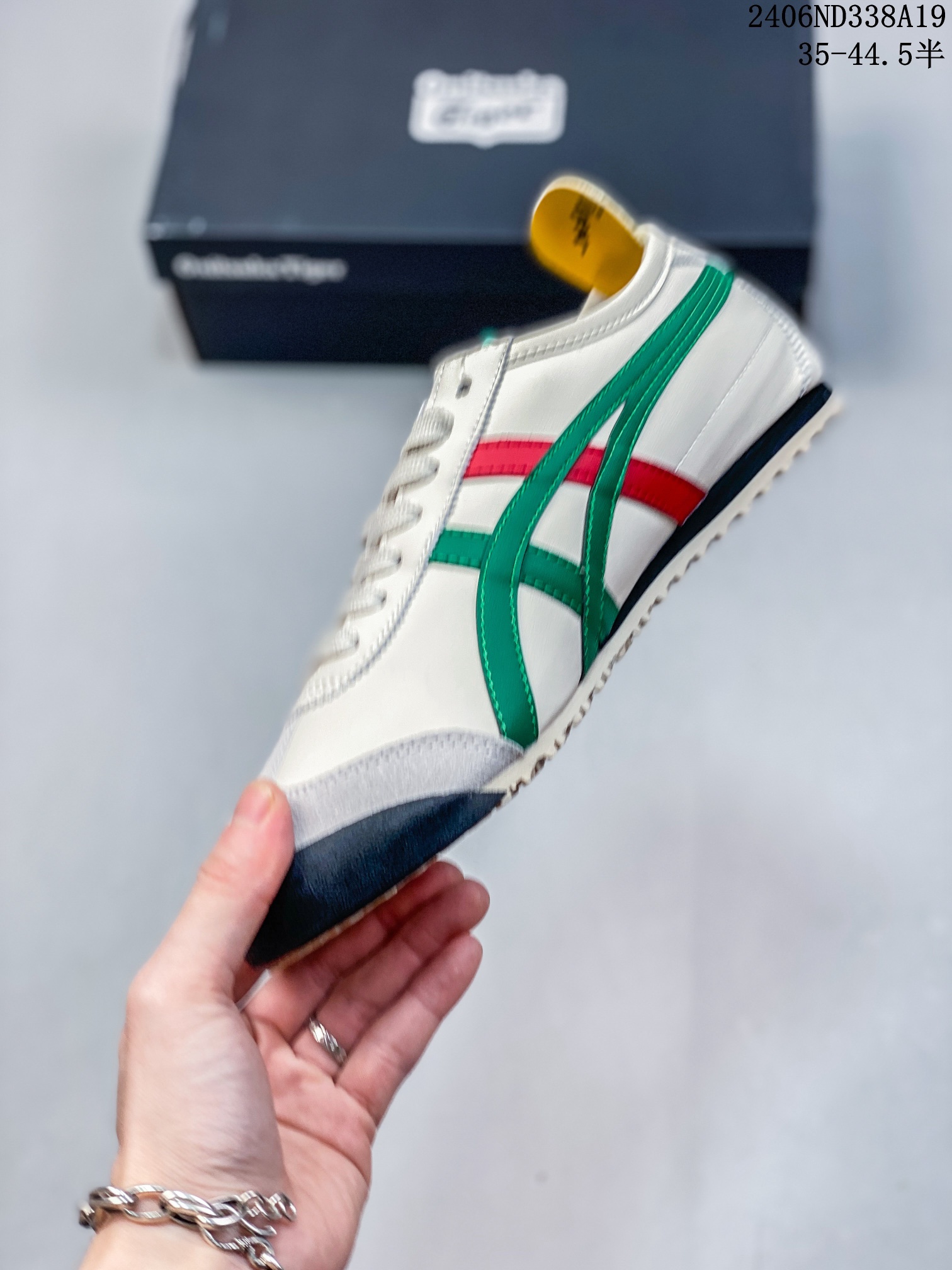 💰100
ID:xnm
【真标】Asics/亚瑟士 💯男女鞋真标半码制 日产经典老牌-鬼塚虎/Onitsuka Tiger Mexico 66®经典墨西哥系列复古经典百搭板鞋休闲运动鞋慢跑鞋。采用皮革鞋面,超国标含胶率耐磨耐弯折RB大底。产品从款式颜色造型上体现出追求舒适和细节的完美。鞋类更是推崇手工制作的严谨,融舒适性与可穿性的设计风格。注重细节的完美和别致魅力,既保持稳重,又不失轻松的时尚感。
货号:TH2J4L-0142
码数:35-44.5含半码