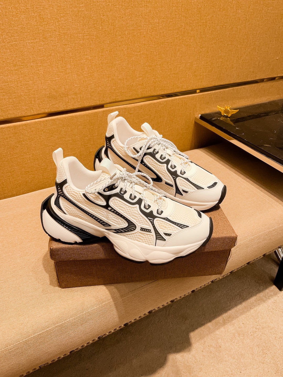 NO:347120,[Balenciaga] High-end men's shoes brand Official website 11's latest masterpiece upper is made of Italian imported cowhide with comfortable and breathable inner original non-slip and wear-resistant outsole, making walking more convenient and comfortable!  Exclusive new style, amazing work, beautiful 11 ​​replica [color] compared to the official quality!  Create a fashionable personality to set off your uniqueness!  A must-have for trendy men! Classic size: 38-44 Color 2 colors available.,,balenciaga,cowhide19860909【 巴黎世家】 男鞋高端品牌 官网11最新力作鞋面采用意大利进口头层牛皮搭配舒适透气内里原版防滑耐磨大底制作,让行走更加便捷舒适！独家新款,惊世之作,与官方的质量相比美的11复刻[色]！打造时尚个性衬托你的与众不同！潮男必备!经典尺码:38-44 颜色 2色可选.,,balenciaga,cowhide,Men's shoes