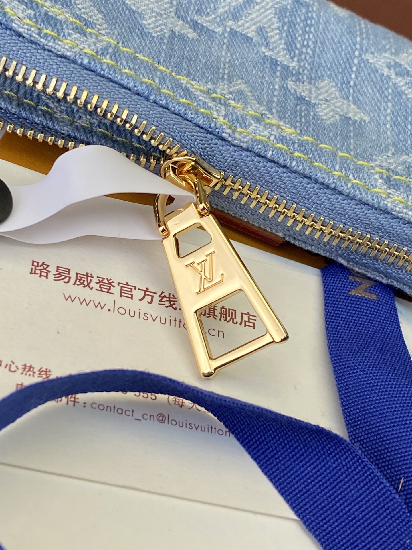 M62650布蓝！钥匙包钱包系列这款拉链零钱包以Monogram提花牛仔布打造缀有搭衬的小牛皮饰边采用提