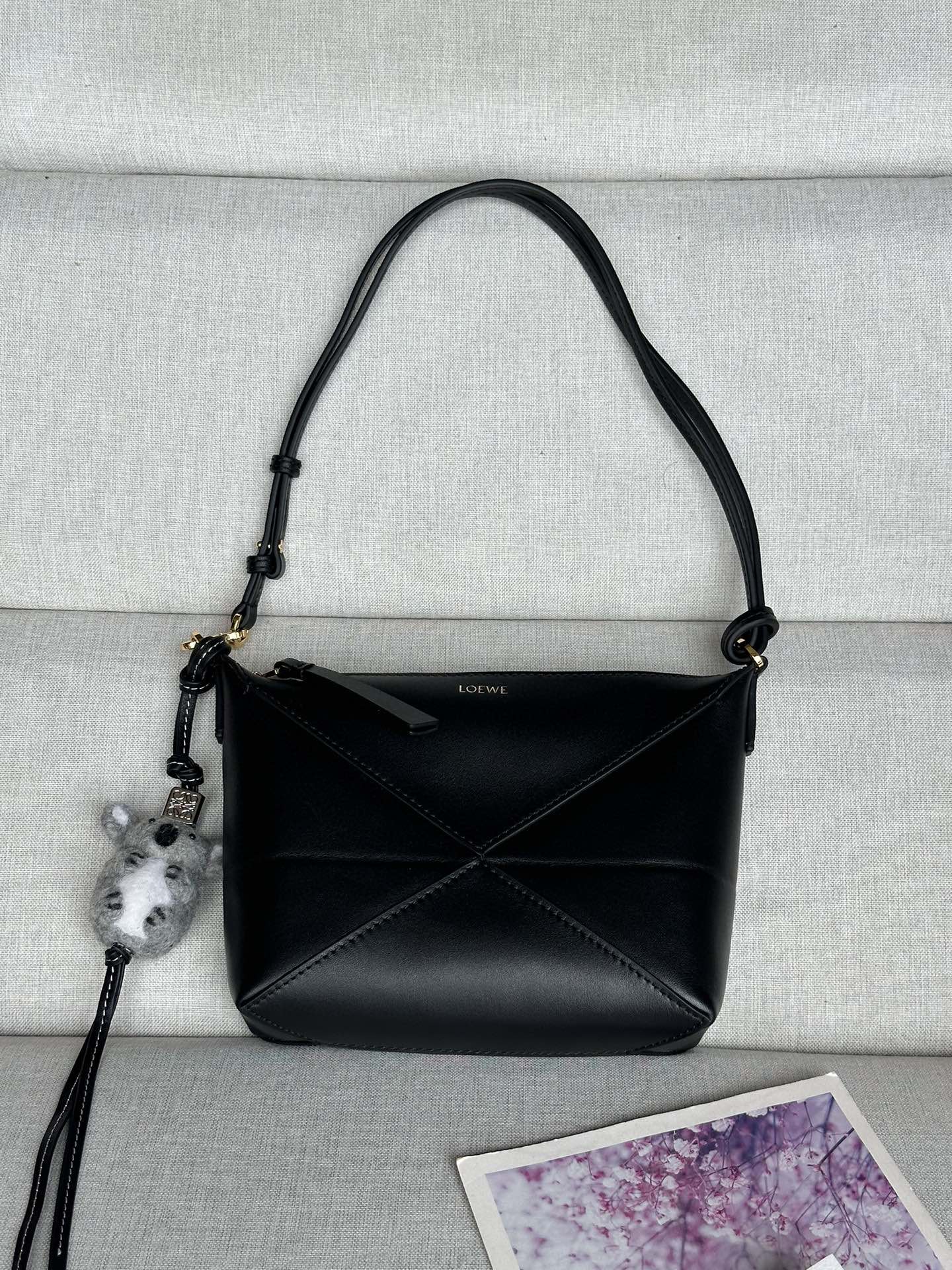 NO:182226,Genuine grade original leather version Lw new black Puzzle Fold pouch handbag reinterprets practical and versatile clutch, draws inspiration from the geometric lines of the brand's classic handbag series and reinterprets with geometric architectural aesthetics. This handbag is made of glossy Napa cowhide leather. It can be shoulder-back, cross-back or placed in other handheld-* removable and adjustable shoulder straps *zipper opening and closing * suede lining Lw gold stamping. size: 23*6.5*15.5CM Model 9711, special grade Loewe, handbag, cowhide19860909正品级 原厂皮版本 Lw新款黑色 Puzzle Fold pouch手袋重新演绎实用百搭手拿包 ,从品牌经典手袋系列的几何线条汲取灵感以富含几何建筑美感的镶片重新诠释,此款手袋采用亮面纳帕牛皮革制成.可肩背、斜背或放在其他手提内-*可拆卸可调整肩带 *拉链开合*绒面革衬里Lw烫金. size:23*6.5*15.5CM 型号9711,特级罗意威,loewe,handbag,cowhide,Bag