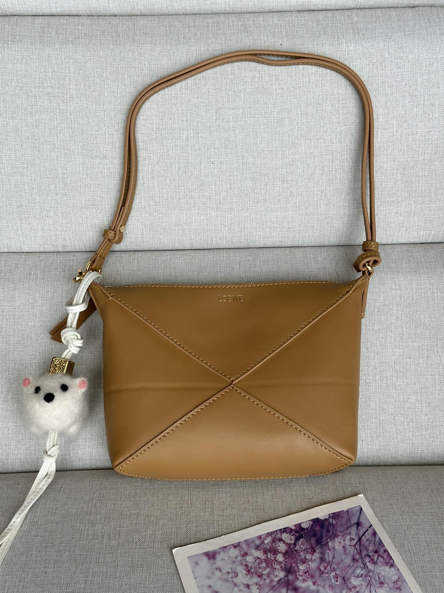 NO:182220,Genuine grade original leather version Lw new warm sand Puzzle Fold pouch handbag reinterprets practical and versatile clutch, draws inspiration from the geometric lines of the brand's classic handbag series and reinterprets with inlays rich in geometric architectural aesthetics. This handbag is made of glossy Napa cowhide leather. It can be shoulder-back, cross-back or placed in other handheld-* removable and adjustable shoulder straps *zipper opening and closing * suede lining Lw gold stamping. size: 23*6.5*15.5CM Model 9711, special grade Loewe, handbag, cowhide19860909正品级 原厂皮版本 Lw新款 暖沙 Puzzle Fold pouch手袋重新演绎实用百搭手拿包 ,从品牌经典手袋系列的几何线条汲取灵感以富含几何建筑美感的镶片重新诠释,此款手袋采用亮面纳帕牛皮革制成.可肩背、斜背或放在其他手提内-*可拆卸可调整肩带 *拉链开合*绒面革衬里Lw烫金. size:23*6.5*15.5CM 型号9711,特级罗意威,loewe,handbag,cowhide,Bag