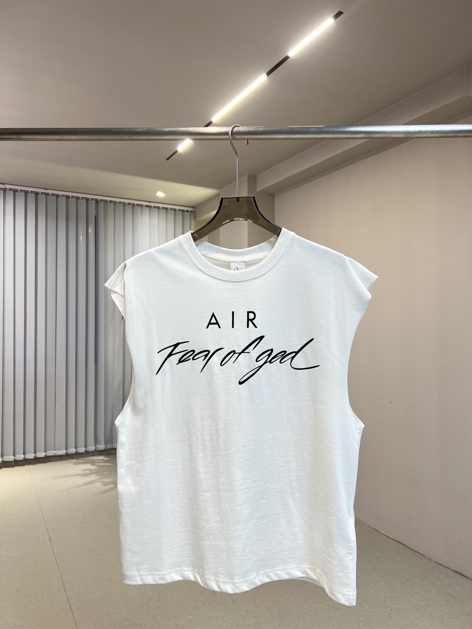 #N105 联名短袖背心
Nike Fear of God NBA 三方联名T恤 单品信息: 32s平纹针织双纱240g 高克重精梳棉,双纱面料紧实挺拔32s手感厚重 透气舒适 罗纹针织 32s320克1X1拉架罗纹 95棉5氨纶 正面印花采用进口环保厚板胶浆材质 复杂的设计风格搭配非常精致的面料 运动百搭的爆款
颜色: 白色 黑色 尺码: S M L XL