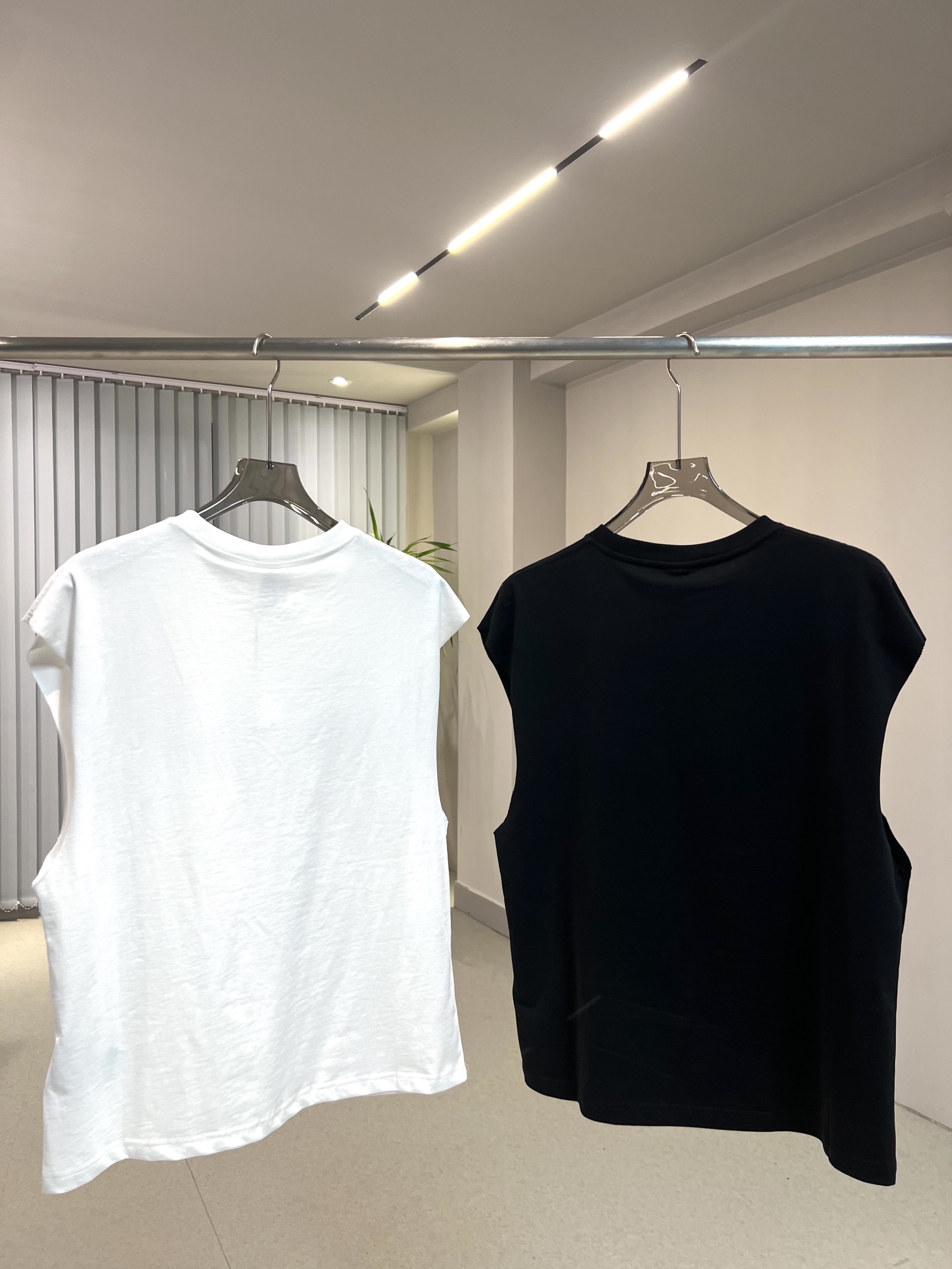 #N105 联名短袖背心
Nike Fear of God NBA 三方联名T恤 单品信息: 32s平纹针织双纱240g 高克重精梳棉,双纱面料紧实挺拔32s手感厚重 透气舒适 罗纹针织 32s320克1X1拉架罗纹 95棉5氨纶 正面印花采用进口环保厚板胶浆材质 复杂的设计风格搭配非常精致的面料 运动百搭的爆款
颜色: 白色 黑色 尺码: S M L XL