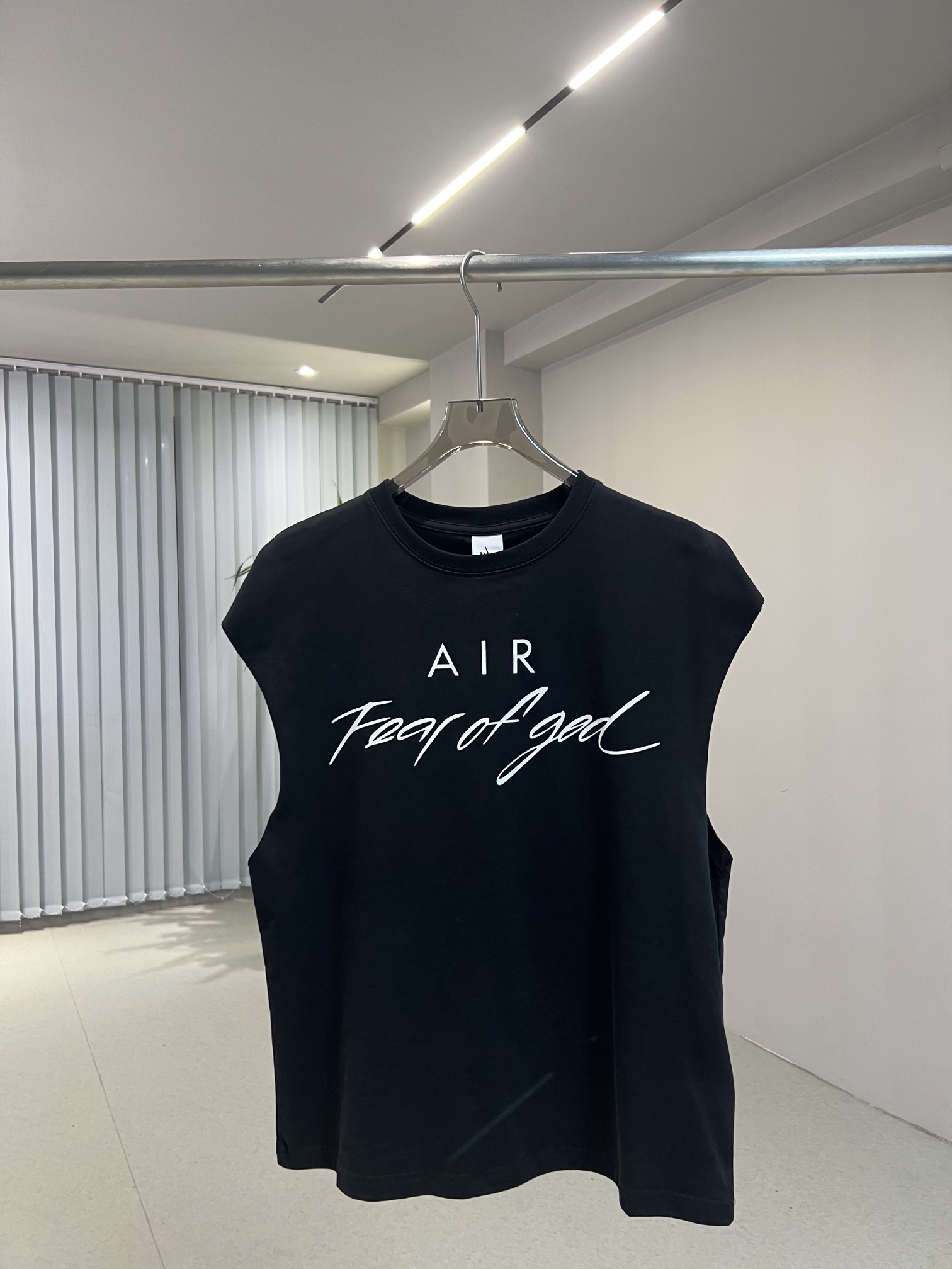 #N105 联名短袖背心
Nike Fear of God NBA 三方联名T恤 单品信息: 32s平纹针织双纱240g 高克重精梳棉,双纱面料紧实挺拔32s手感厚重 透气舒适 罗纹针织 32s320克1X1拉架罗纹 95棉5氨纶 正面印花采用进口环保厚板胶浆材质 复杂的设计风格搭配非常精致的面料 运动百搭的爆款
颜色: 白色 黑色 尺码: S M L XL