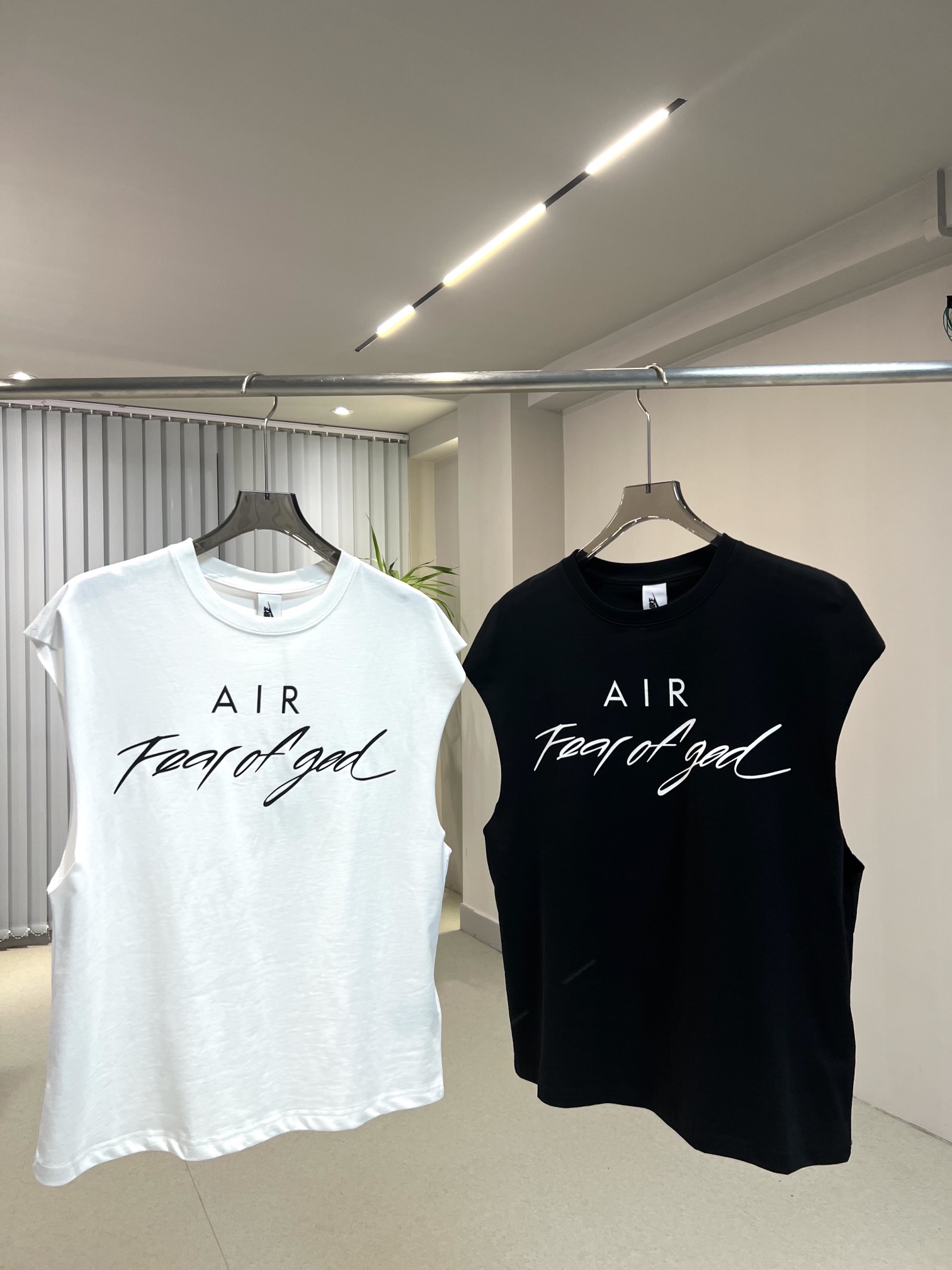 #N105 联名短袖背心
Nike Fear of God NBA 三方联名T恤 单品信息： 32s平纹针织双纱240g 高克重精梳棉，双纱面料紧实挺拔32s手感厚重 透气舒适 罗纹针织 32s320克1X1拉架罗纹 95棉5氨纶 正面印花采用进口环保厚板胶浆材质 复杂的设计风格搭配非常精致的面料 运动百搭的爆款 
颜色： 白色 黑色 尺码： S M L XL