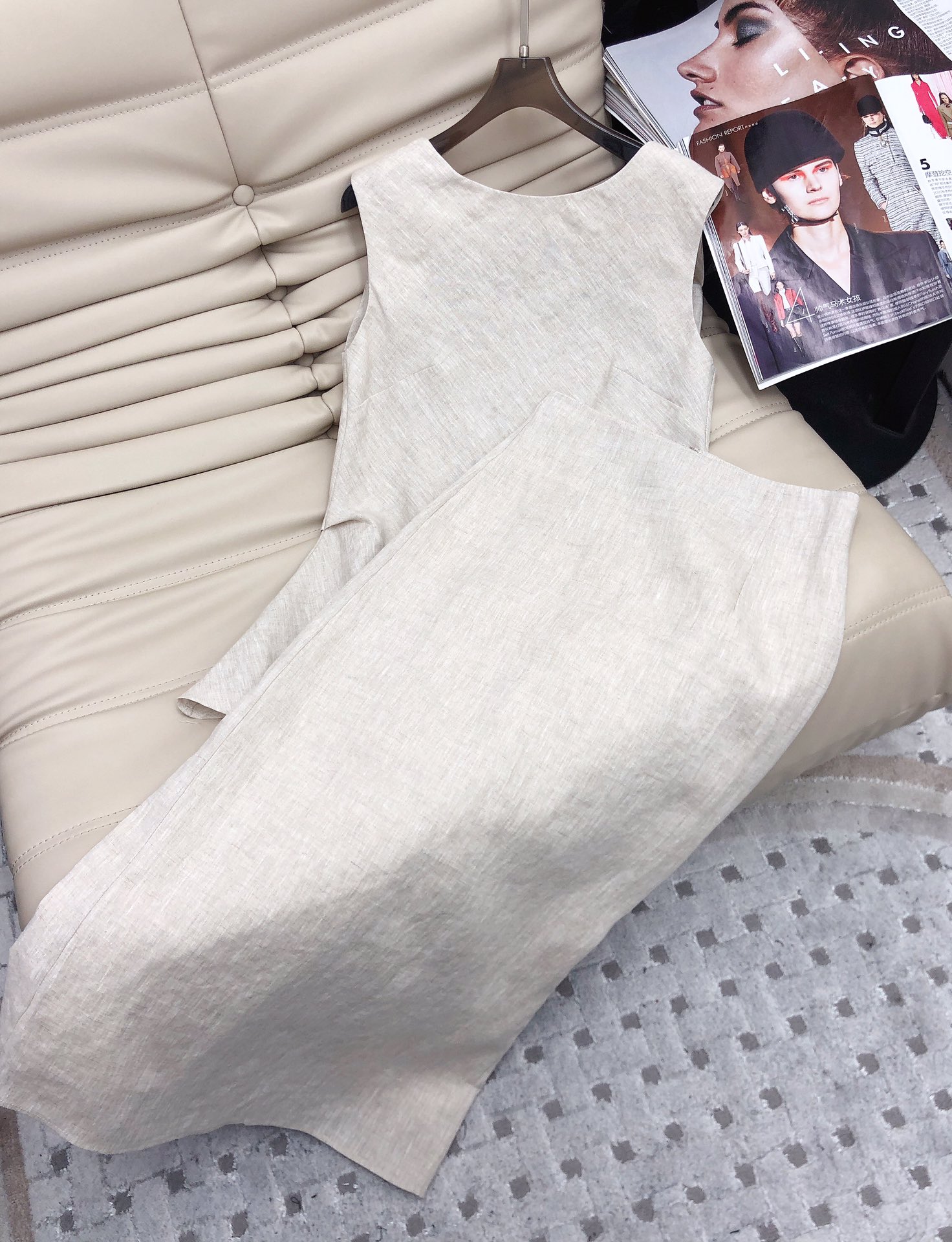 NO:322272,The latest summer fashion new linen suit. It uses natural linen fabric. Two-sided outfit to create different styles, super positive solid colors, giving people a different visual impact. 3-color SML. Top. Skirts, skirts, alexander wang19860909最新夏季时尚新款亚麻套装.采用天然亚麻面料 .两面穿搭 打造不同风格,超正的纯色系,给人不一样的视觉冲击.3色SML.上.半裙,,skirts,alexander wang,Women's clothing