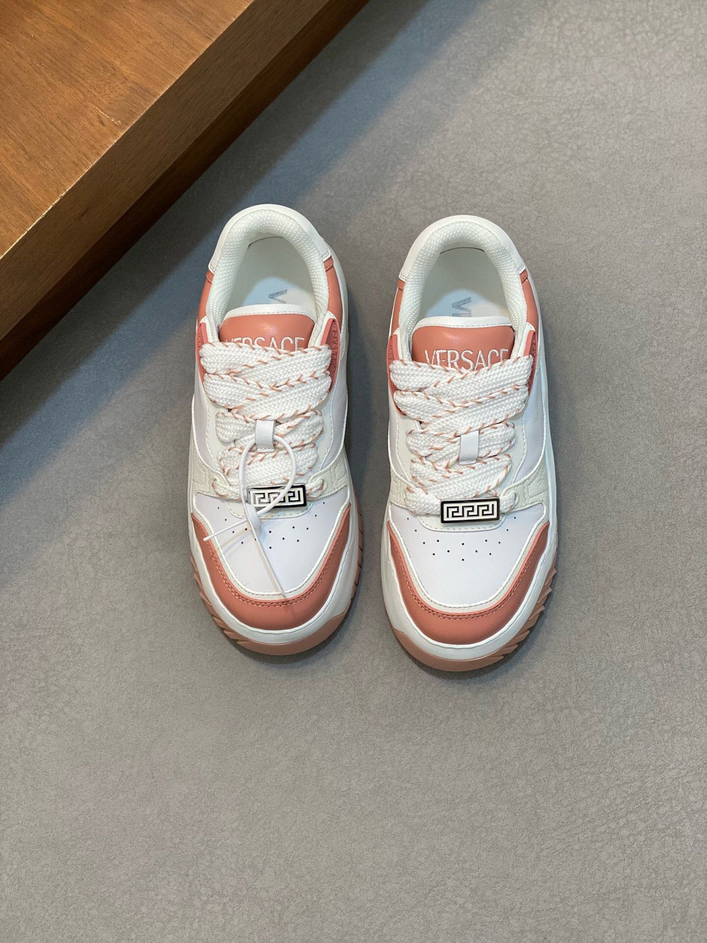 NO:217198,Brand VERSACE color original color matching code number 35-41 standard code price material Versace new men's casual shoes!  A must-have for trendy men!  Eclectic details create a unique shoe that features a lightweight, buckled rubber sole inspired by the iconic Versace chain jewelry. The iconic elements on the latest Versace sneakers include the iconic Greek key pattern, the 