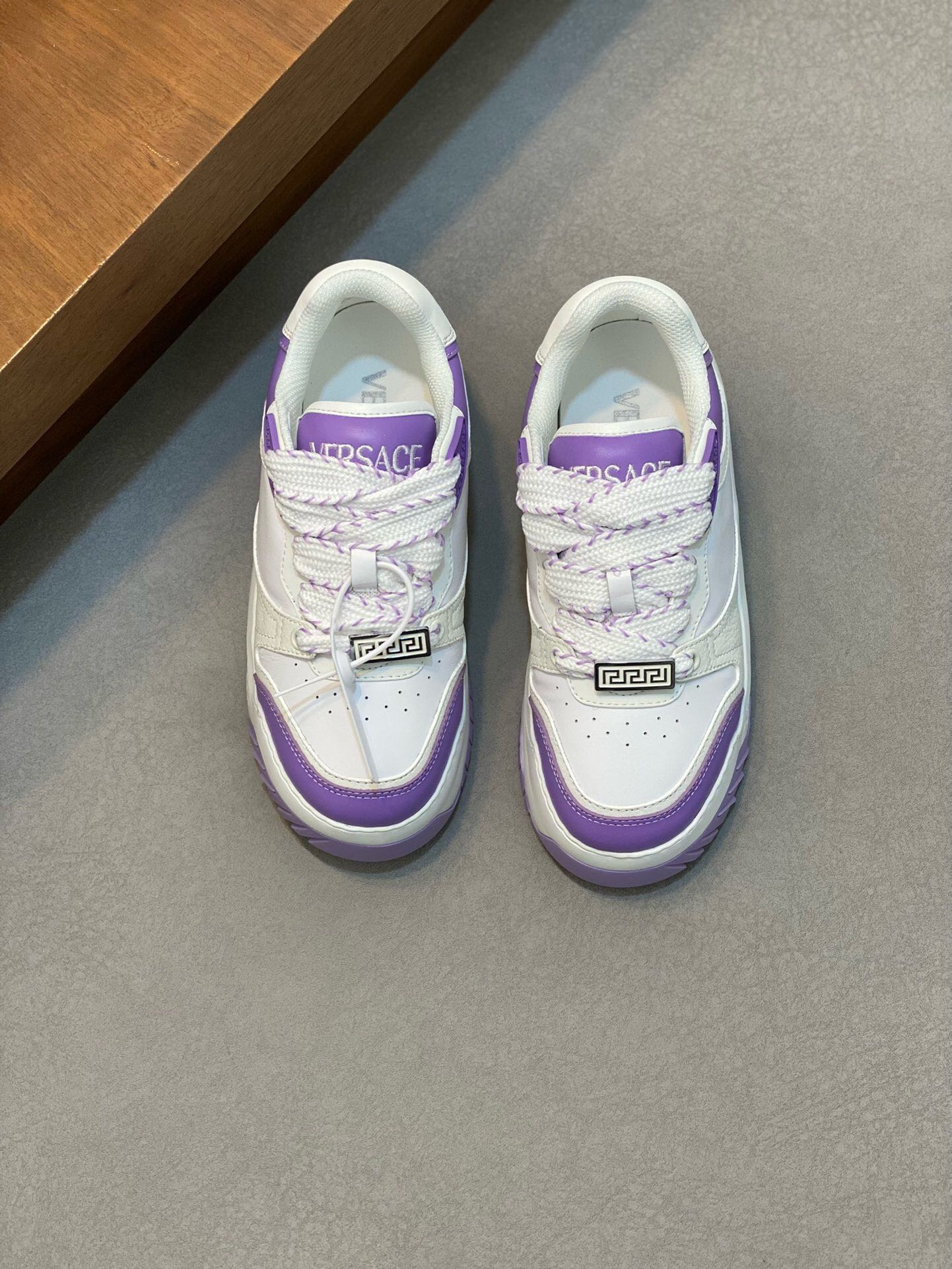 NO:218733,Brand VERSACE color original color matching code number 35-41 standard code price material Versace new men's casual shoes!  A must-have for trendy men!  Eclectic details create a unique shoe that features a lightweight, buckled rubber sole inspired by the iconic Versace chain jewelry. The iconic elements on the latest Versace sneakers include the iconic Greek key pattern, the 