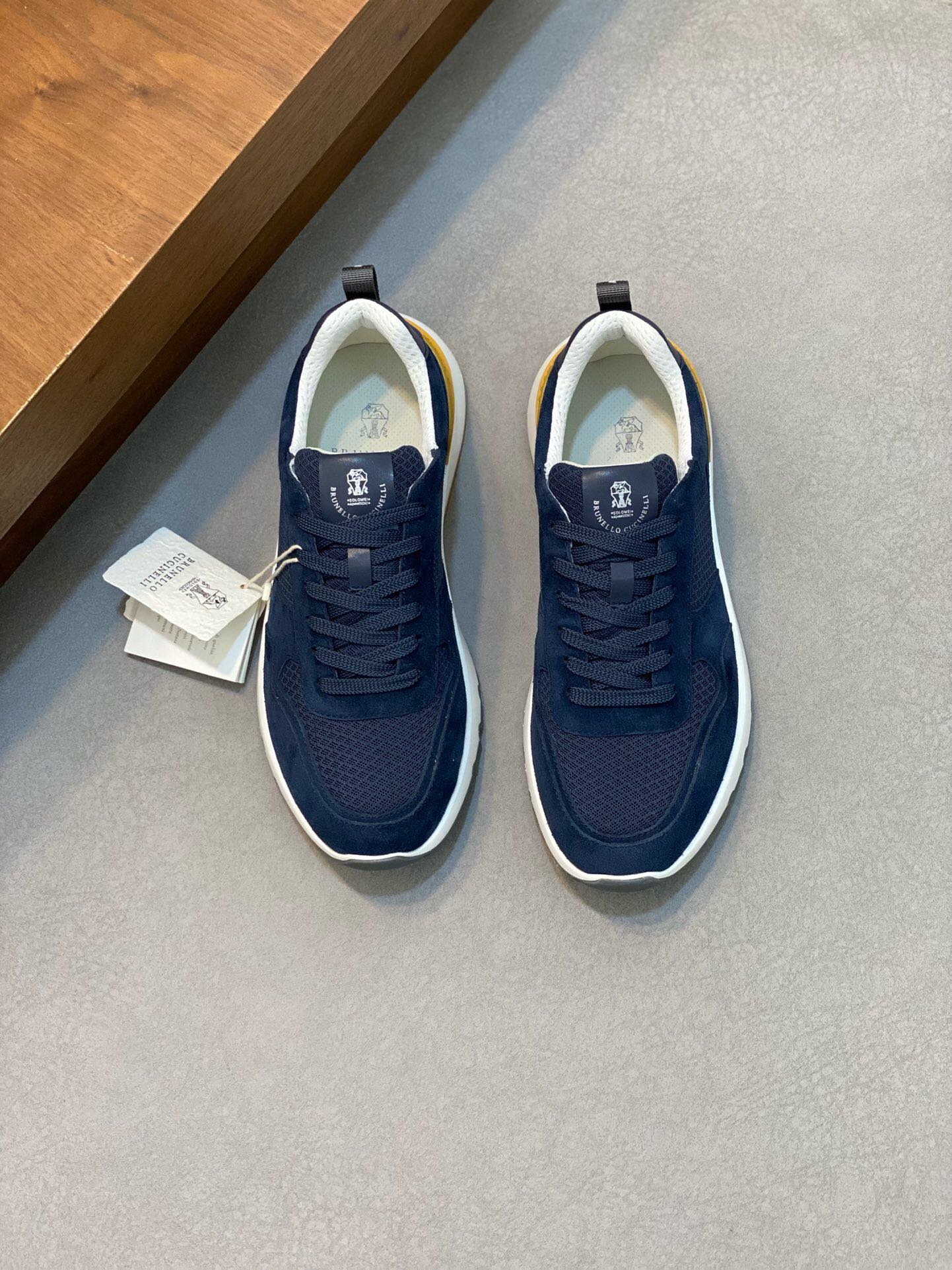 NO:218756,Brand Brunello Cucinelli Color Original Color Code Number 39-44 Standard Code Price Material BC New Style Casual Shoes!  Original single quality This brand is the world's top luxury brand from Italy. The fabric is made of semi-polished full-grain calfskin   suede imported from Italy. The inner layer is a white benzene dyed calfskin inner lining. The brand's special logo movable foot pad is matched with an ultra-light, high elastic and environmentally friendly white IP sole. The personalized logo on the outsole and the unique fine-line groove design, which instantly bursts in luxury!  ,BC casual shoes, brunello cucinelli,cowhide,chamois leather19860909品牌Brunello Cucinelli 颜色原版配色 码数39-44标准码 价格 材质BC新款 休闲鞋！原单品质此品牌是来自意大利的世界顶级奢侈品牌 面料采用意大利进口半抛光全粒面小牛皮 麂皮,内里是本白色苯染专用小牛皮内里,品牌专用logo活动脚垫,搭配超轻、高弹、环保的本白色IP鞋底,外底上的个性logo和独特的细纹凹槽设计,奢华度瞬间爆棚！,BC休闲鞋,brunello cucinelli,cowhide,chamois leather,Men's shoes