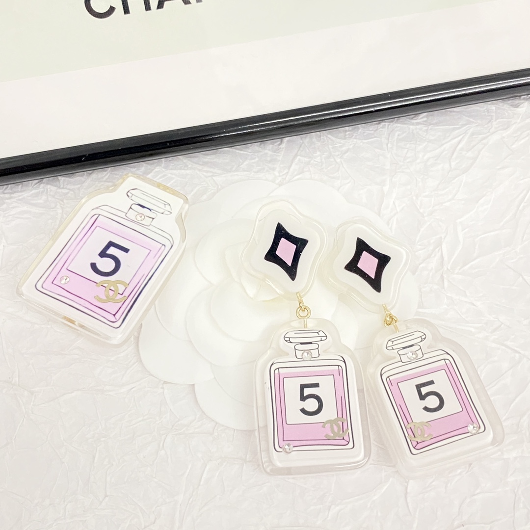 编码E2539 🛍香奈儿耳钉热销🔥爆上新🆕🆕🆕😎CHAN 24 亚克力5号香水瓶耳环🤩元素丰富，五彩斑斓
