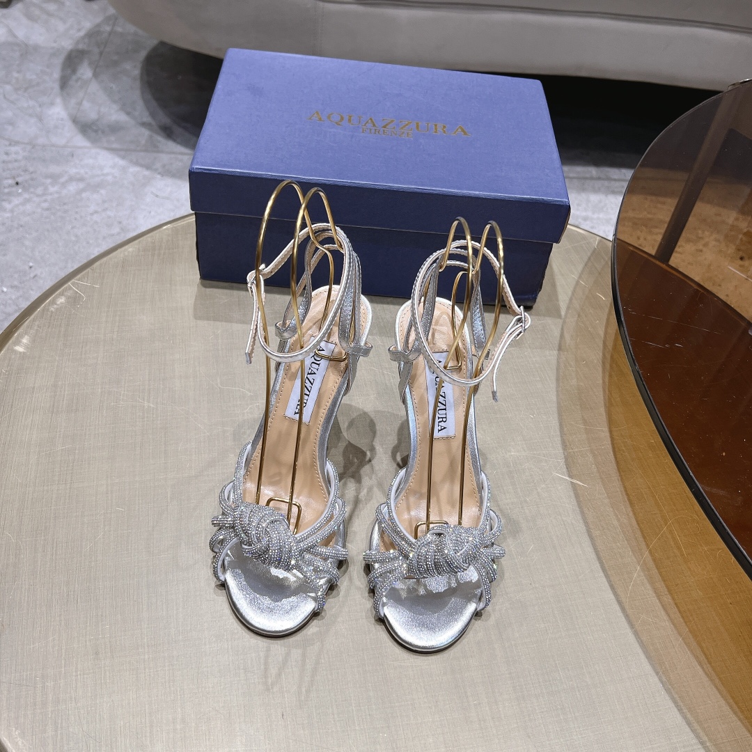 NO:229595,AQUAZZURA pineapple early spring counter new fairy fashion shoes series, a large number of new products are available for customization on the official website, the entire series of the Dragon Year is a hot topic, and major internet celebrities on the entire network are showing off, with a beautiful dressing series!  Upper cowhide sheepskin silk inner lining original custom soft sheepskin Italian leather outsole Heel height 1.5/10.5cm Size 35-39 (34 40 41 42 Customized non-return and exchange), high heels sandals, sandals, high heels, cowhide, sheepskin, Leather soles19860909AQUAZZURA菠萝早春专柜新品仙女时装鞋系列,大量上新同步官网全系列均可定制龙年主打一个火爆,全网各大网红纷纷开秀,绝美的穿搭系列！ 鞋面 牛皮羊皮烫钻 内里 原版定制柔软羊皮 意大利真皮大底 跟高 1.5/10.5cm 码数 35-39（34 40 41 42 定制不退换）,高跟鞋凉鞋,sandals,high heels,cowhide,sheepskin,Leather soles,Women's Shoes