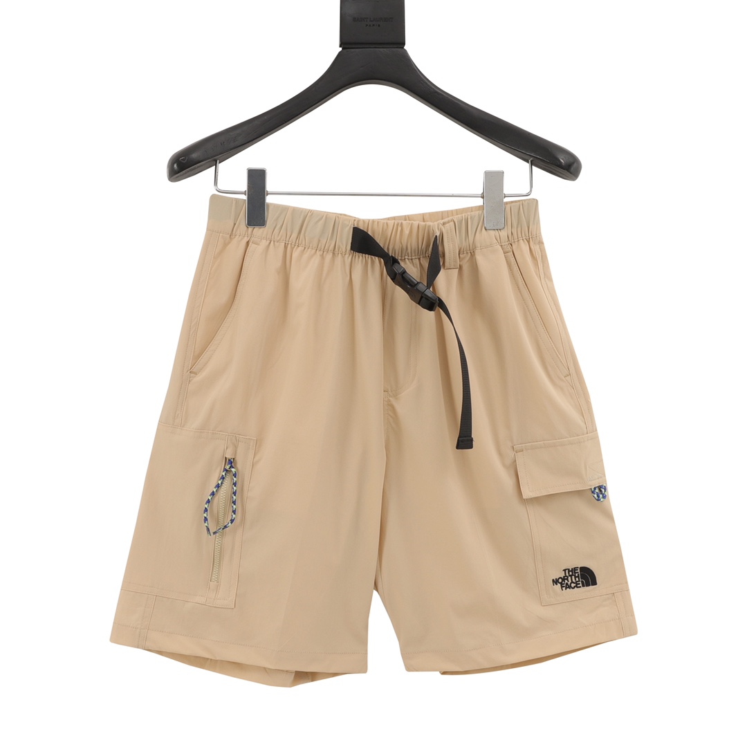 Pantalones cortos casuales de estilo de trabajo de la serie urbana de The North Face. Los bolsillos de solapa añaden un…