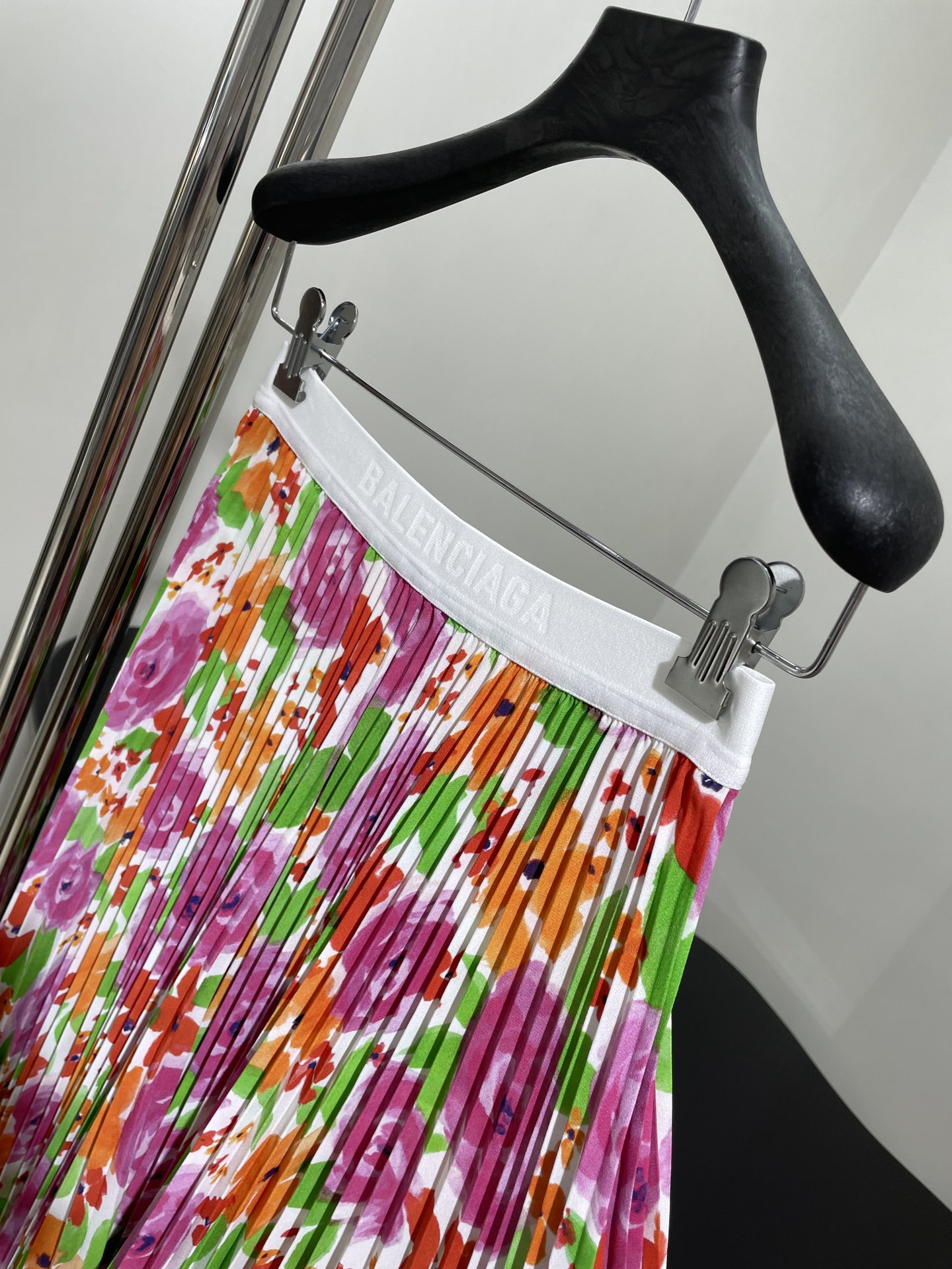 “Balenciaga Dress P736: Customizable Stencil Design for Florists with Falling Upper Body” - 图片 3