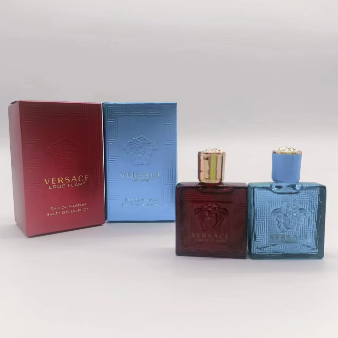 15。范思哲红色爱神香水5ml/小样 15。范思哲蓝色爱神香水5ml/小样 🔜 一比一质量❗️新品小样‼️ 范思哲红色爱神5ml 范思哲蓝色爱神5ml