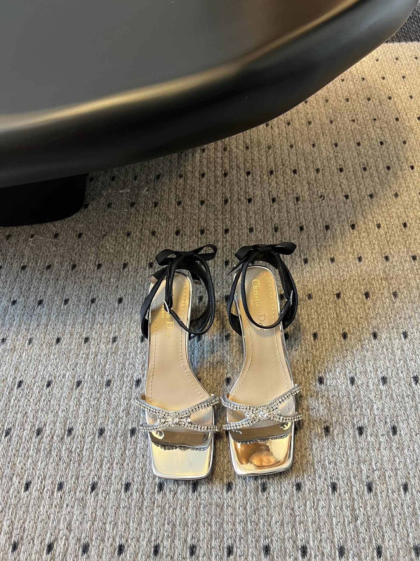 NO:512111,Top version Dior 25/ Rhinestone Bow Sandals The sandals are designed with very exquisite design, and the upper is decorated with rhinestones, which is very eye-catching. The bow design on the upper adds elegance and cuteness, just like stepping in a wonderland!  The rhinestone decoration makes the whole person look more shiny and charming. Whether it is matched with skirts or trousers, the whole look can be more perfect!  !  Imported water-dyeed sheepskin, outsole, grade A leather outsole, height 5cm, 8cm, size 34-41 (customized by 34/40/41), high heels, dior, dior, sandals, high heels, skirts, sheepskin, Leather soles19860909顶级版本 Dior·迪奥25/ 水钻蝴蝶结凉鞋 凉鞋的设计十分精致,鞋面采用了水钻装饰 闪闪发光,非常抢眼.而鞋面的蝴蝶结设计更是增添了一份优雅和可爱,简直就像是踩在仙境里一样！水钻的装饰让整个人看起来更加闪亮动人.无论是搭配裙装还是裤装,都能让整个造型更加完美！！ 材质进口水染羊皮 大底A级真皮大底 高度5cm 8cm 码数34-41（34/40/41定做）,高跟鞋凉鞋,dior,dior,sandals,high heels,skirts,sheepskin,Leather soles,Women's Shoes