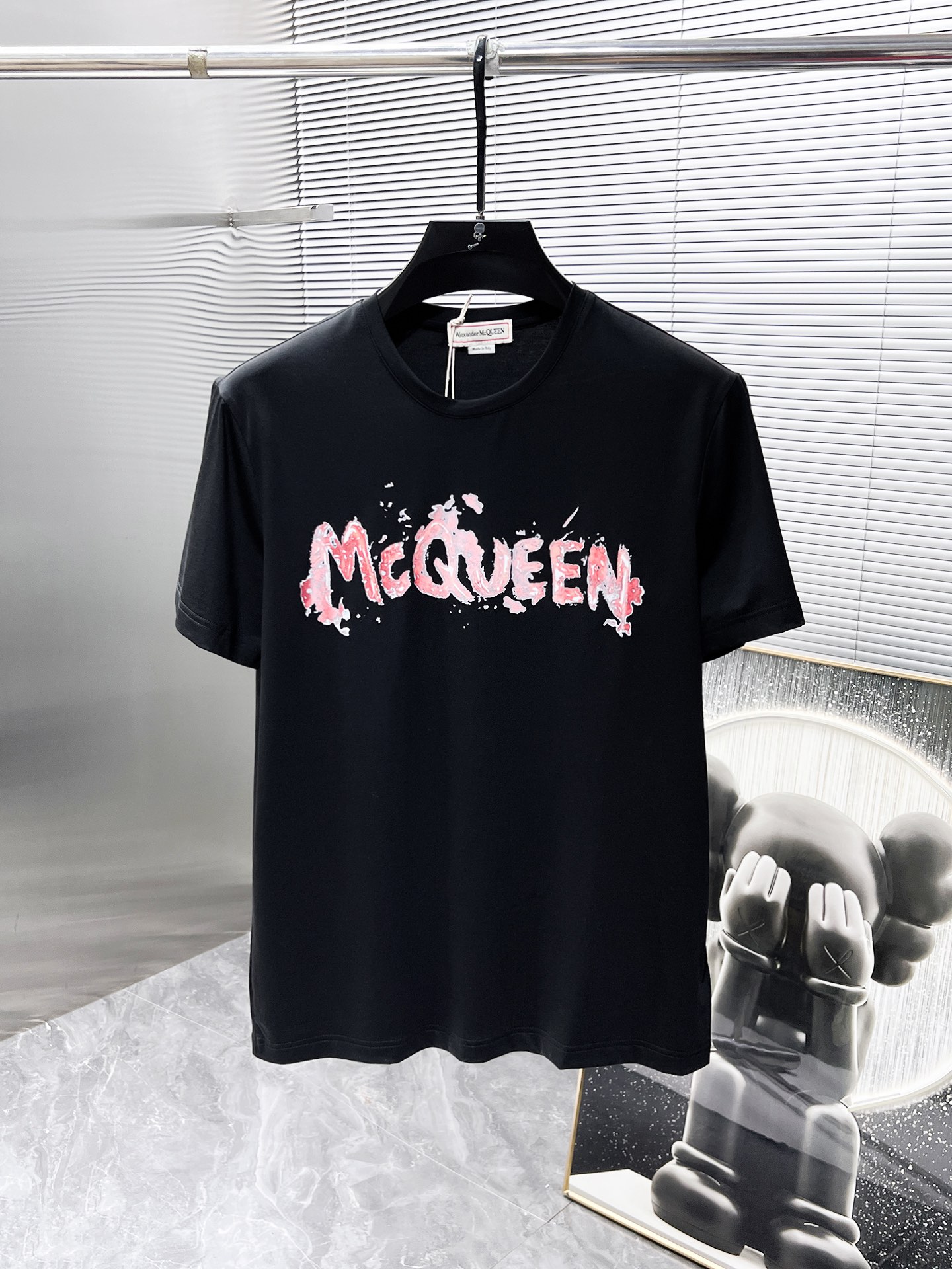 NO:496017,McQueen. New round neck short-sleeved T-shirt T-shirt half-sleeved, high-end version!  Customized fabrics for counters are breathable and comfortable, with impeccable details, and the brand element design concept reflects high quality. The feel is delicate and soft!  It is casually cut, with a great upper body style!  S-3xl exclusively available, alexander mcqueen, T-shirt, tees, t-shirt, alexander wang19860909麦昆 .新款 圆领 短袖 T恤 体恤 半袖 ,高端版本！专柜定制面料 透气舒适度高,细节无可挑剔,品牌元素设计理念,体现高品质.手感细腻柔软！呈现休闲裁剪,上身版型超赞！码数S-3xl独家专供,,alexander mcqueen,T-shirt,tees，t-shirt,alexander wang,Men's clothing