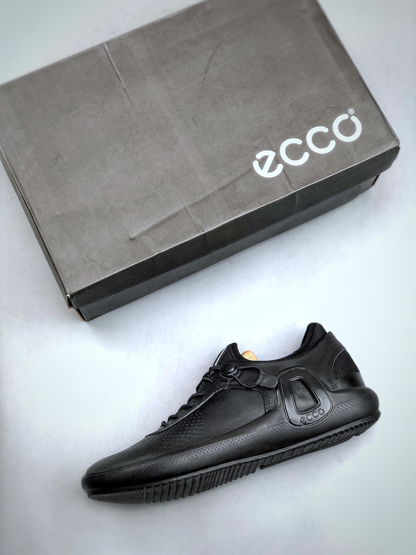 300 /Ecco 爱步 经典和现代工艺品质融合 精选小牛皮面料 百搭休闲老爹鞋