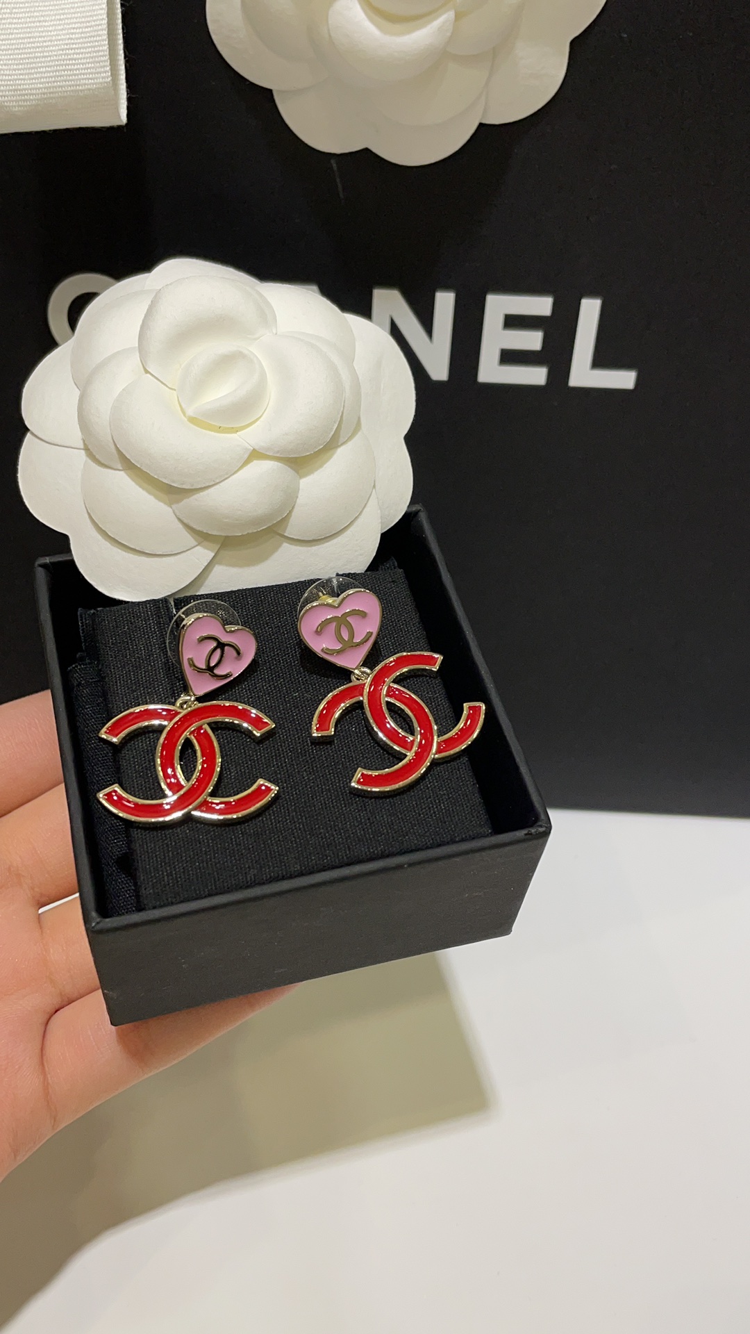 NO:631171,88180. Contrasting color design arrived today. 24A new red enamel double C pink love earrings. Pink enamel love red double C contrasting color matching. Super eye-catching. Rich girl temperament. Sweet and noble. Very easy to match for daily use. Ready stock. Purchased from yb customization. Consistent brass material, Cardia high-end jewelry.1986090988180.今日到货撞色设计 24A新款红色珐琅双C粉色爱心耳钉 粉色珐琅爱心红色双C的撞色搭配 超级吸睛一眼富家千金气质 甜美贵气日常超好搭配 现货 购入yb定制 一致黄铜材质,,卡迪亚高端饰品,Jewelry