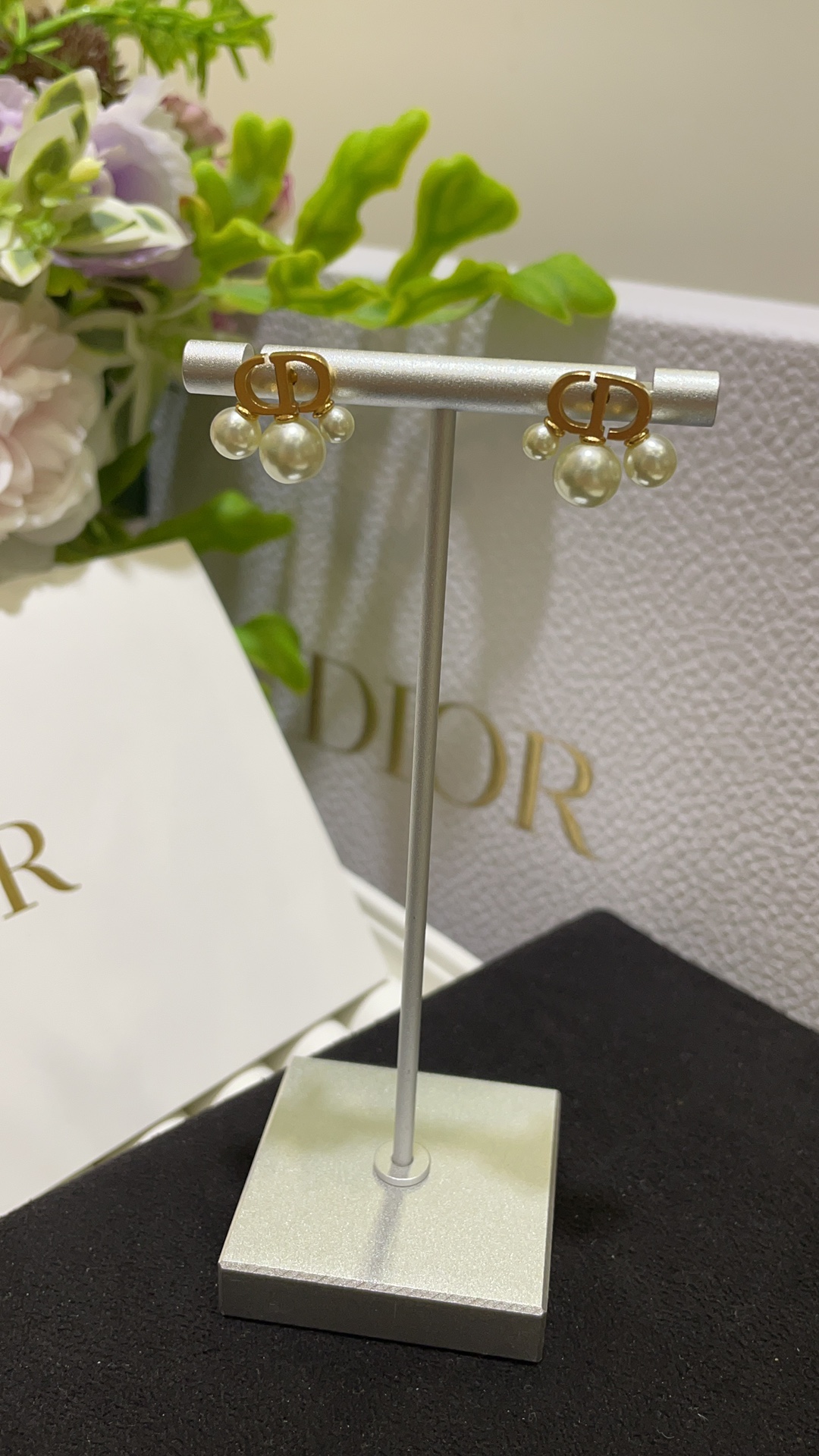 NO:635092,88150, arrived today to buy yb's new gold CD letter three pearl earrings. The classic CD letter is paired with three pearls of different sizes. Wear it on the upper ear to just modify the earlobe position. Super cute. The gold size is suitable for everyone. Versatility regardless of face shape. Exclusive purchase from yb. Consistent brass material. Customized pearls. Earrings with packaging box, earrings, gold, Cardia high-end jewelry.1986090988150,今日到货购入yb 新款金色CD字母三颗珍珠耳钉 经典CD字母搭配三颗大小不一的珍珠 佩戴上耳刚好修饰耳垂位置 超可爱 黄金尺寸适合所有人 百搭不挑脸型 独家购入yb 一致黄铜材质 定制珍珠 耳环带包装盒,,earrings,gold,卡迪亚高端饰品,Jewelry