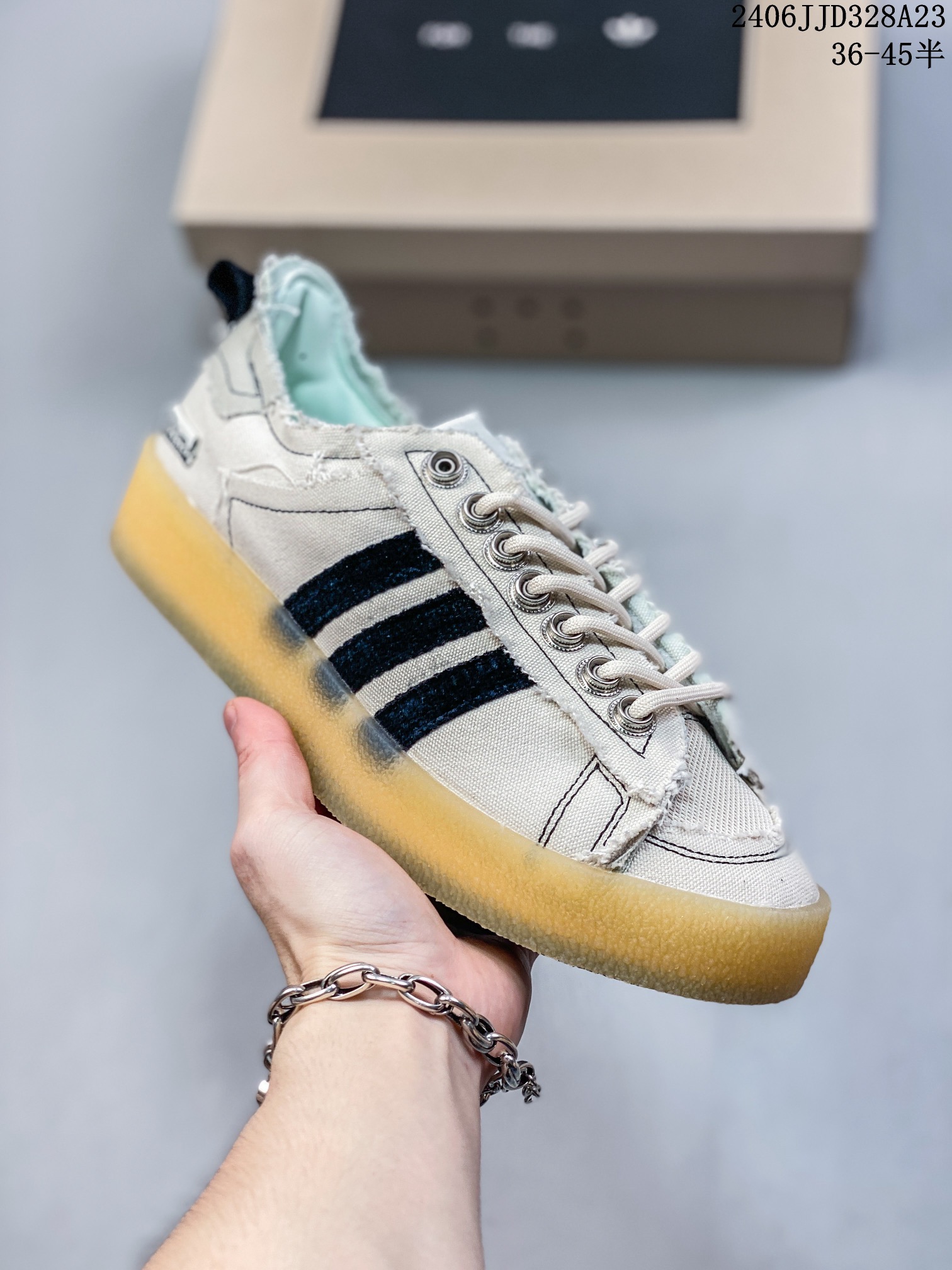 💰120 ID:xnm Adidas adidas Campus 80S x SONG FOR THE MUTE 最新联名复古破坏工艺帆布鞋 上架实拍原版开发版型，外置耐磨防滑橡透明胶底，不对称配色设计，毛巾面料的三条杠和后跟提环，破坏毛边的做旧设计，纽扣式鞋带孔，细节和质感拉满，满满时尚感