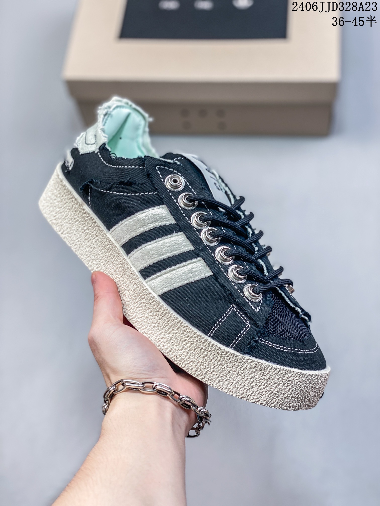 🈴💰120 ID:xnm Adidas adidas Campus 80S x SONG FOR THE MUTE 最新联名复古破坏工艺帆布鞋 上架实拍原版开发版型，外置耐磨防滑橡透明胶底，不对称配色设计，毛巾面料的三条杠和后跟提环，破坏毛边的做旧设计，纽扣式鞋带孔，细节和质感拉满，满满时尚感