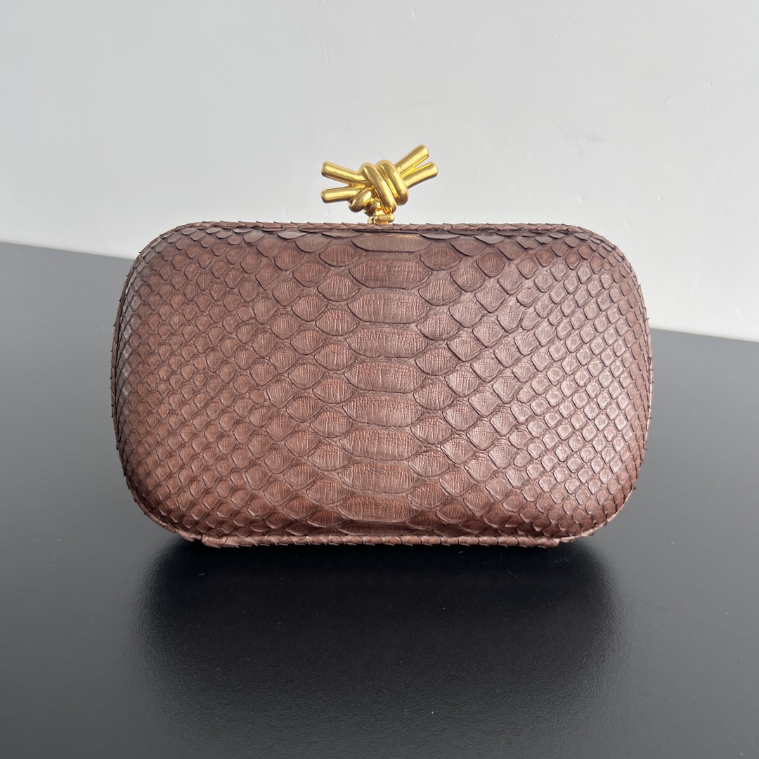 #BV Knot Python Skin Dinner Sac🐍754614 La peau de serpent lui donne une aura plus noble. La mode, à la fois dans la sensation et l’apparence, met en évidence la texture et le style uniques.