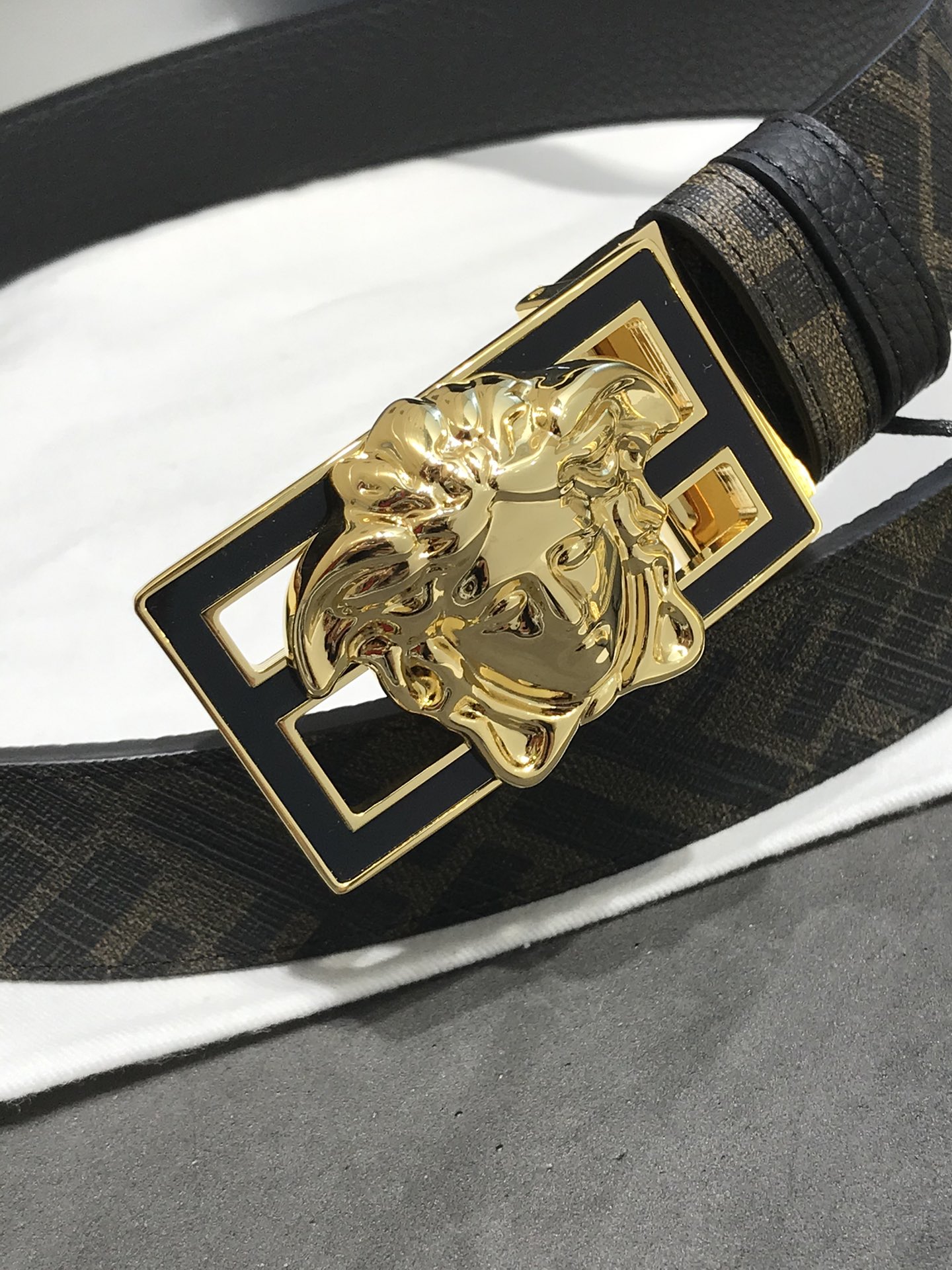 [Versace Belts]VersaceThe counter is co-branded with the same model, and th
