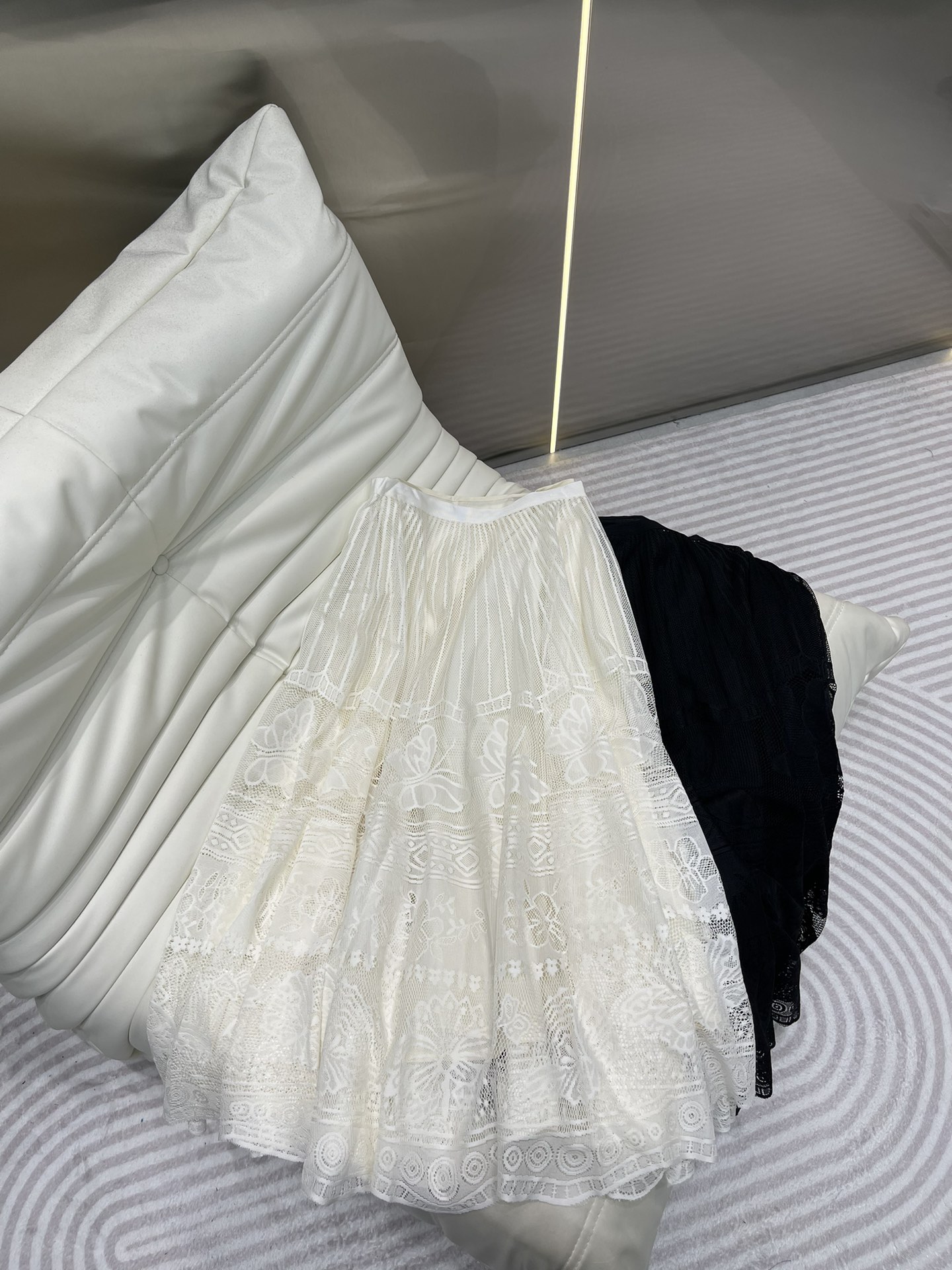 NO:308062,Dio*CD new product for early spring vacation, Vessel, Juyi butterfly elements hollow embroidered lace long skirt, original custom lace fabric, clear overall texture, delicate pattern, soft and light skin, good texture, three-dimensional and atmospheric lace is both fashionable and modern and feminine, medium and high waist flowing skirt, versatile skirt that can be worn all year round, and it is also very easy to control in daily life. SM, dior, skirts, alexander wang19860909Dio*CD早春渡假新品vessel 茹伊蝴蝶元素镂空绣花蕾丝长半裙 原版定制蕾丝面料 整体纹理清晰 图案细腻 柔软轻肤 质感很好 立体大气的蕾丝既时髦摩登又很有女人味 中高腰飘逸大裙摆 一年四季都可以穿的百搭半裙 日常也非常好驾驭呢 SM,,dior,skirts,alexander wang,Women's clothing