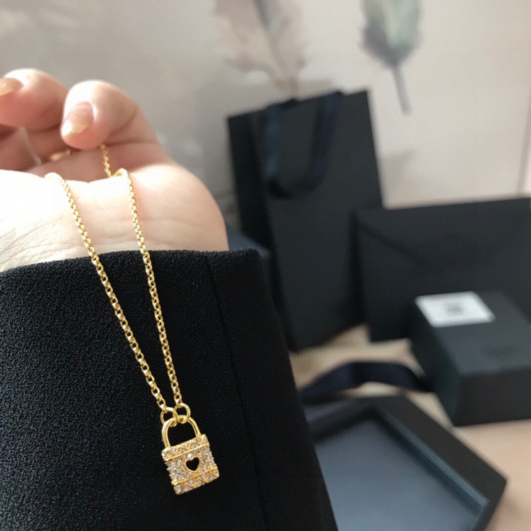 APm monaco 爱心锁吊坠项链！锁定TA，锁住爱。中部饰以镂空爱心图案，时尚与浪漫并存的造型，绽放