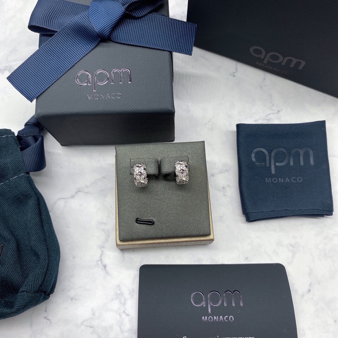 APm monaco新品迷你银色尖刺圆环耳环！潮流与时尚碰撞，彰显前卫时尚，个性尖刺设计，为造型增添前卫