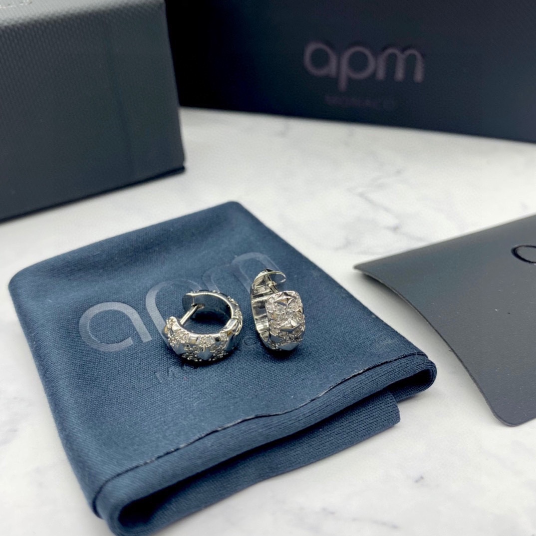 APm monaco新品迷你银色尖刺圆环耳环！潮流与时尚碰撞，彰显前卫时尚，个性尖刺设计，为造型增添前卫