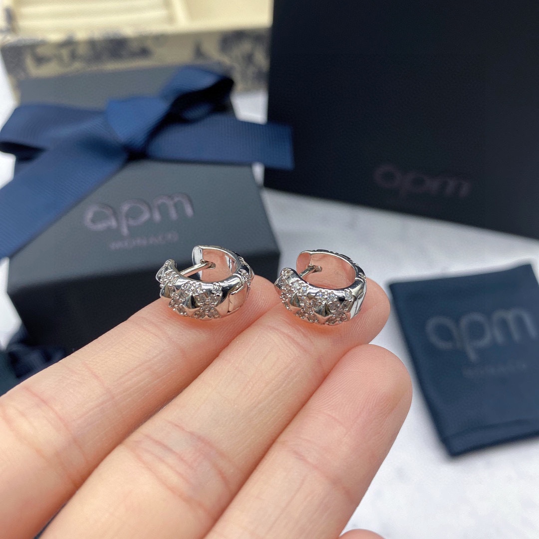 APm monaco新品迷你银色尖刺圆环耳环！潮流与时尚碰撞，彰显前卫时尚，个性尖刺设计，为造型增添前卫