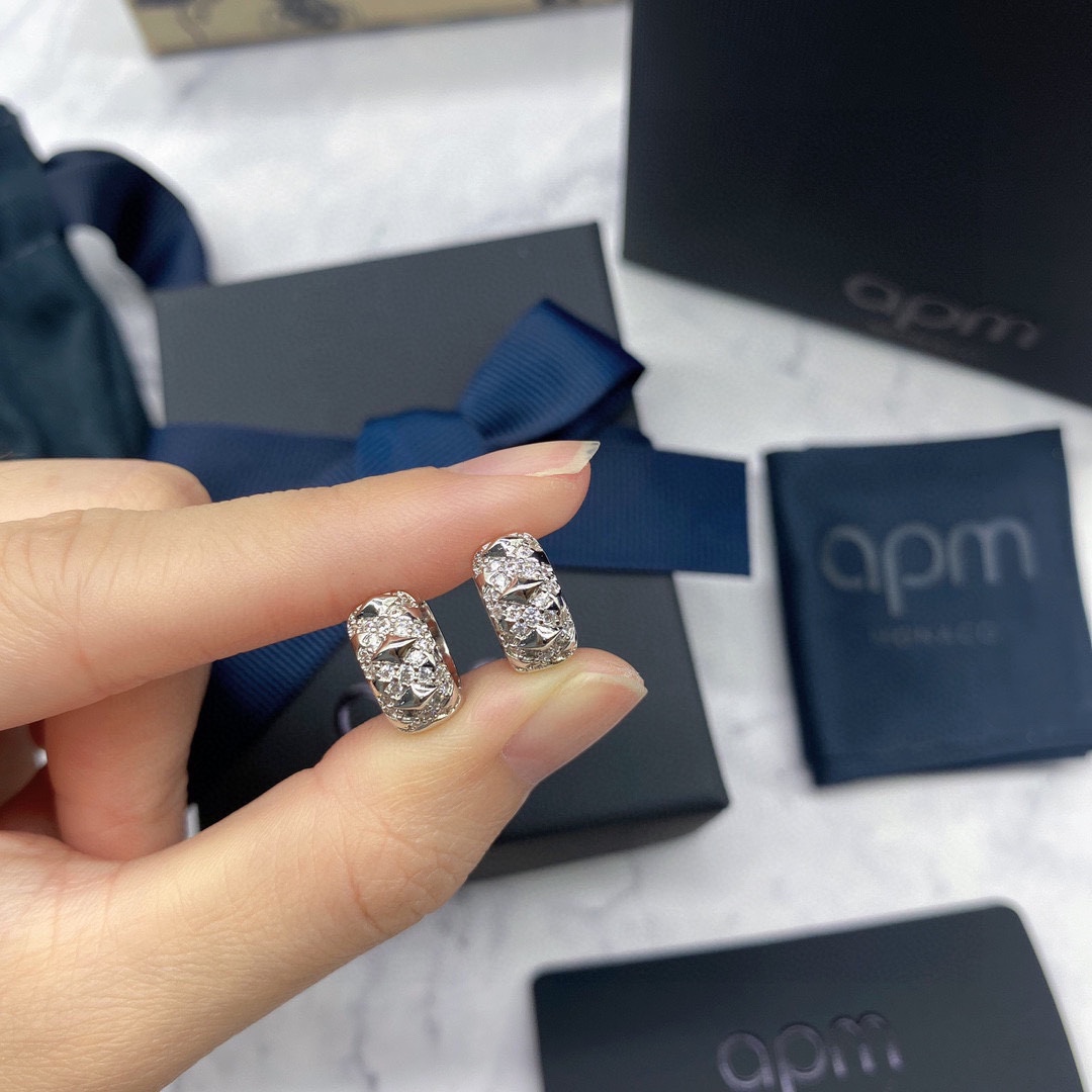 APm monaco新品迷你银色尖刺圆环耳环！潮流与时尚碰撞，彰显前卫时尚，个性尖刺设计，为造型增添前卫