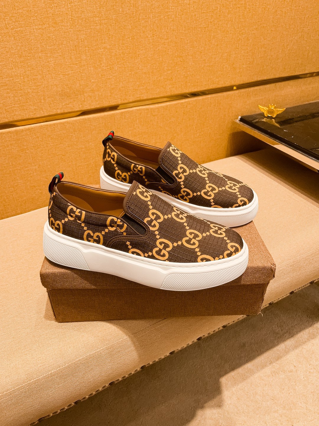 NO:744330,[Gucci] The latest masterpiece of the high-end men's shoe brand official website 11, the upper is made of the original Italian official website special technical cloth fabric with the original comfortable and breathable lining and the original designated non-slip outsole, making walking more convenient and comfortable!  Exclusive new model, stunning work, Midea 11 replica [color] compared with official quality!  Create a fashionable personality to set off your uniqueness!  A must-have for trendy men! , Size: 38-44. Color. Multiple colors available.19860909【古奇】男鞋高端品牌 官网11最新力作鞋面采用意大利官网原版专用科技布面料搭配原版舒适透气内里原版指定防滑大底制作让行走更加便捷舒适！独家新款,惊世之作,与官方的质量相比美的11复刻[色]！打造时尚个性衬托你的与众不同！潮男必备! ,尺码:38－44.颜色. 多色可选,,Men's shoes