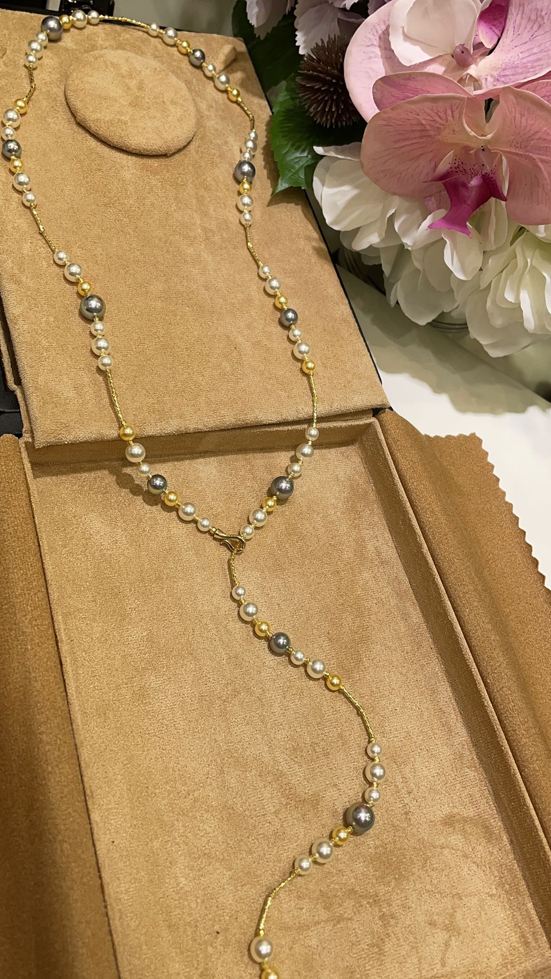 NO:634904,White Butterfly Queen AKOYA Celestial Woman Artificial Saltwater Pearl Necklace. The combination of mixed-color beads is really gentle and healing. The long design has a universal buckle and can be worn in many ways. It can be freely adjusted as a necklace and can also be worn as a bracelet. The budget for real pearls is limited. It is most cost-effective to choose custom-made pearls. Material: Brass gold-plated custom-made pearls (not real pearls). Necklace comes with a packaging box, necklace, bracelet, gold plating, Cartier high-end jewelry.19860909平替白蝶皇后AKOYA天女人造海水珍珠项链 混彩珠的搭配真的太温柔太治愈了 长款设计万能扣多种佩戴方式 可当项链自由调节 还可以当手链佩戴 真珠预算限 选定制珍珠最划算啦 材质黄铜镀金定制珍珠（非真珠） 项链带包装盒,,necklace,bracelet,gold plating,卡迪亚高端饰品,Jewelry