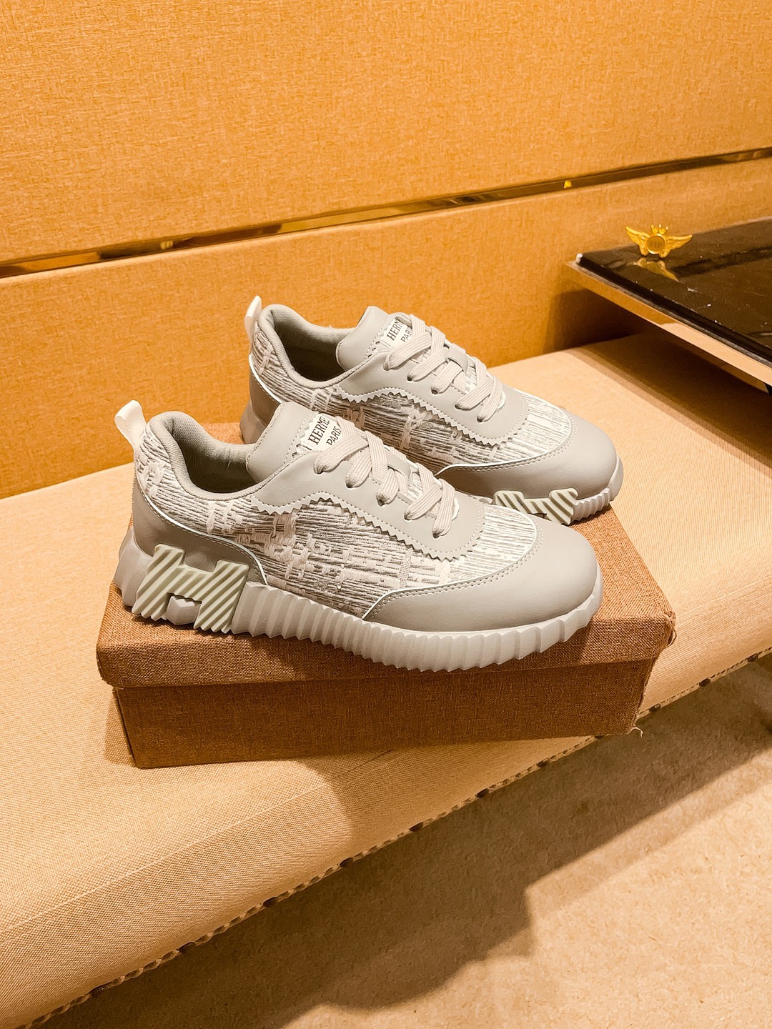 NO:558143,[Hermès] The latest masterpiece of the high-end men's shoe brand official website 11, the upper is made of the original Italian official website special technical cloth fabric with first-layer cowhide. The original comfortable and breathable lining is made of the original designated non-slip outsole, making walking more convenient and comfortable!  Exclusive new model, stunning work, Midea 11 replica [color] compared with official quality!  Create a fashionable personality to set off your uniqueness!  A must-have for trendy men! , Size: 38-44. Color. Multiple colors available, hermes, cowhide19860909【爱马仕】男鞋高端品牌 官网11最新力作鞋面采用意大利官网原版专用科技布面料搭配头层牛皮 原版舒适透气内里原版指定防滑大底制作让行走更加便捷舒适！独家新款,惊世之作,与官方的质量相比美的11复刻[色]！打造时尚个性衬托你的与众不同！潮男必备! ,尺码:38－44.颜色. 多色可选,,hermes,cowhide,Men's shoes