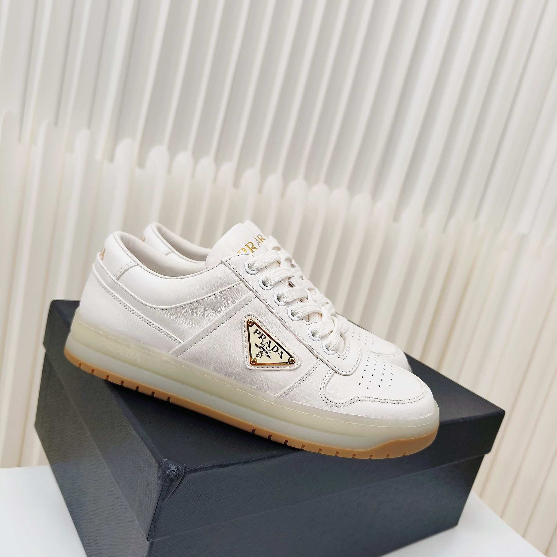 NO:562440,Prada Downtown Nappa Leather Sneakers These Nappa leather sneakers have clean, modern lines and are set on a lightweight rubber sole, inspired by sportswear. The Prada logo is interpreted from different angles and is decorated with the iconic enameled triangle metal logo for a unique and classic charm. Vamp eyelet Leather lining Enameled triangle metal logo Cotton lace closure Rubber sole 30 mm Geometric textured sole Removable leather insole  Size 35-41 (40.41 customized), casual shoes/sports shoes, prada, prada, sneakers19860909Prada普拉达Downtown Nappa皮革运动鞋 这款Nappa皮革运动鞋线条简洁现代,搭配轻盈的橡胶鞋底,灵感源自运动服饰.通过不同角度演绎Prada徽标,饰有标志性的涂珐琅三角形金属徽标,彰显别具一格的经典魅力. 鞋面孔眼 皮革衬里 涂珐琅三角形金属徽标 棉质鞋带开合 橡胶鞋底30毫米 几何纹路鞋底 可拆卸皮面鞋垫 码数35-41（40.41定做）,休闲鞋/运动鞋,prada,prada,sneakers,Women's Shoes