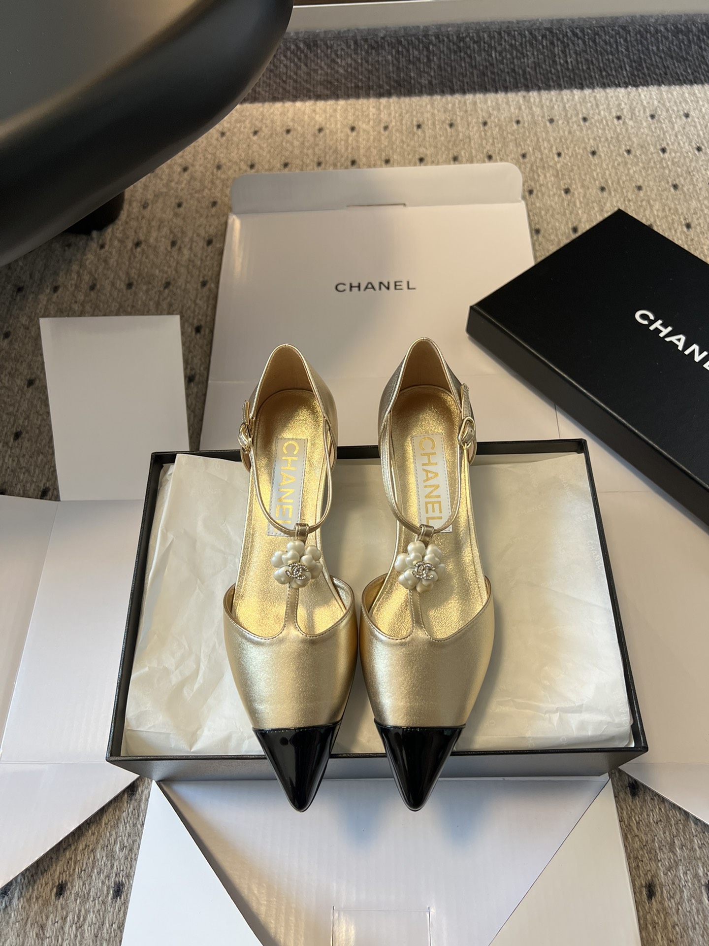 Chanel Schoenen Sandalen Zwart Goud Echt leer Lamsvlees Schapenvacht Lentecollectie