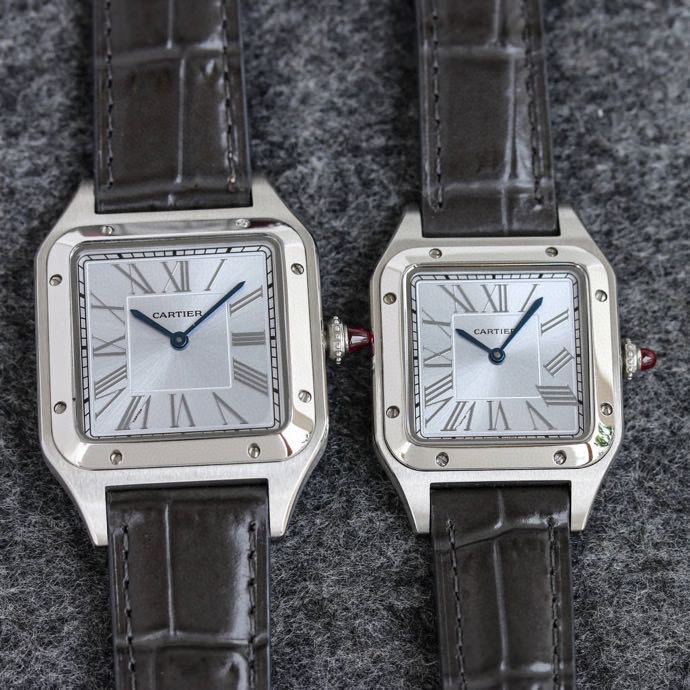 NO:146876,Taiwan factory Dumont, the latest lychee leather, large, medium, small, three sizes, Cartier Santos-Dumont series, Swiss quartz movement!  Silver plated dial!  Geneva Watch Exhibition launched the new Santos-Dumont men's and women's watch. The only online purchases the original men's and women's watches at the first time (L-size men's length 46.6, width 38mm! M-size women's length 43.5mm, width 33.9mm! S-size women's length 31.4mm, width 27.5mm) for a 1:1 replica of the depth!  Products from Taiwan factory, real-time shipping photos, cartier19860909台湾厂杜蒙,最新出荔枝皮,大,中,小,三个尺寸,卡地亚Santos-Dumont系列,瑞士石英机芯！镀银表盘！日内瓦表展推出了全新的Santos-Dumont男女腕表. 全网目前唯一第一时间购得男女原装对表（L码男款长度46.6,宽度38mm！ M码女款长度43.5mm,宽度33.9mm！S码女款长度31.4mm,宽度27.5mm）进行深度1:1复刻！ 台湾厂出品,出货实拍,,cartier,Watch