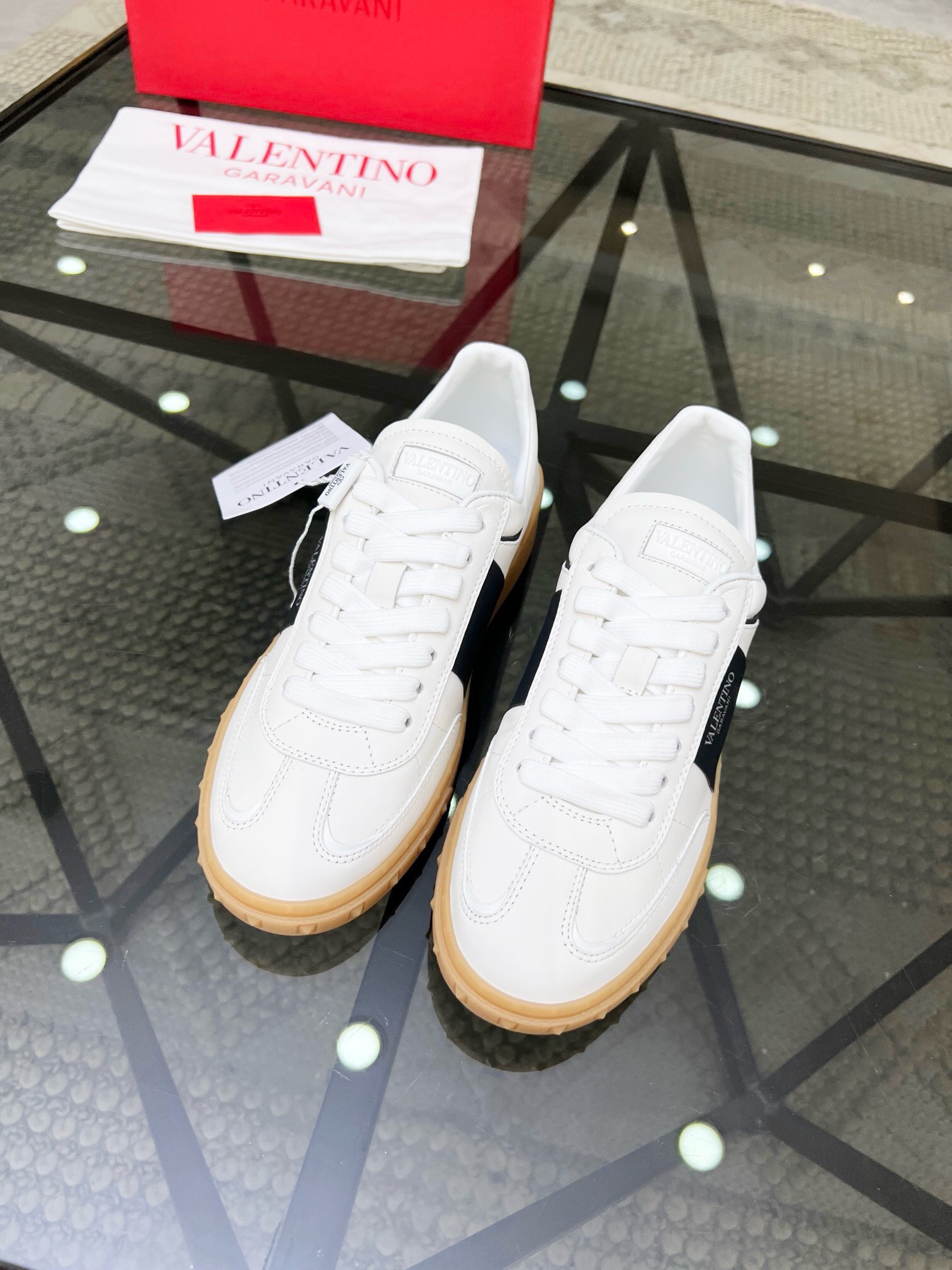 NO:218267,Brand VALENTINO Color Original Color Code Number 38-44 Standard Code Price Material Valentino New Product Casual Sports Shoes!  Classic old-fashioned original single quality top version fashion trend details are impeccable using imported cowhide splicing to make cowhide inner foot feel comfortable and superior quality original replica outsole, Valentino casual shoes, valentino, valentino, sneakers, cowhide19860909品牌VALENTINO 颜色原版配色 码数38-44标准码 价格 材质华伦天奴新品休闲 运动鞋！经典不老款原单品质顶级版本时尚潮流细节无可挑剔采用进口牛皮拼接制作牛皮内里脚感舒适品质优越原版复刻大底,华伦天奴休闲鞋,valentino,valentino,sneakers,cowhide,Men's shoes