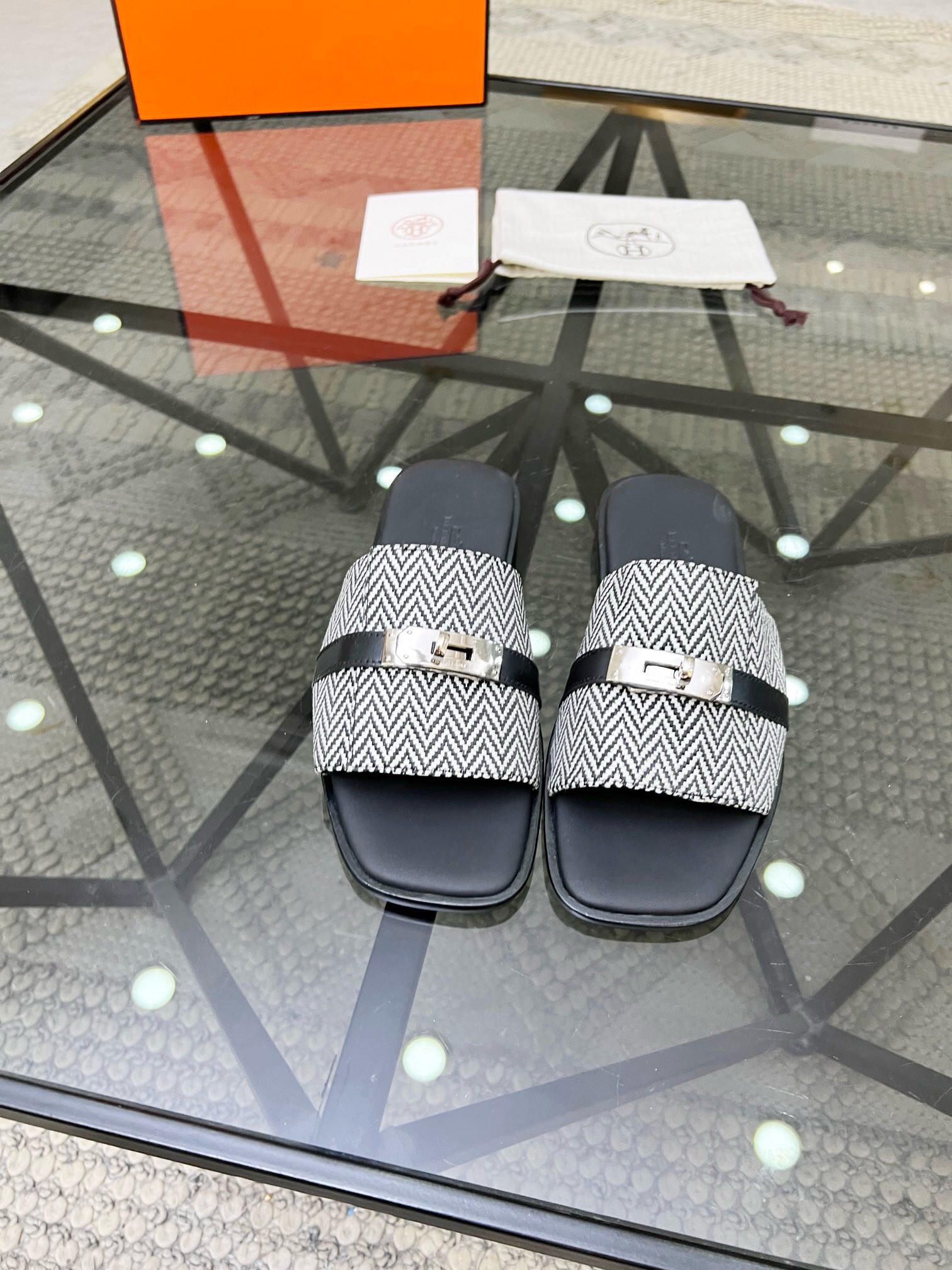 NO:218789,Brand HERMES color original color matching code number 39-44 customized 38.45.46 Price Material Hermes new spring and summer slippers counter synchronization, upper imported Italian cowhide, high-quality splicing color craftsmanship, original (real leather sole) special sole, exclusive movable molding sole is super comfortable, original heeling goods, high quality, welcome to compare., Hermes-slippers-sandals, hermes, hermes, sandals, slippers, cowhide19860909品牌HERMES 颜色原版配色 码数39-44定做38.45.46 价格 材质爱马仕新款春夏拖鞋专柜同步,鞋面意大利进口牛皮,高品质拼接色彩工艺,原厂（真皮底）特供大底,独家活动成型底超级舒适,原厂跟单货,高品质,欢迎对比.,爱马仕-拖鞋-凉鞋,hermes,hermes,sandals,slippers,cowhide,Men's shoes