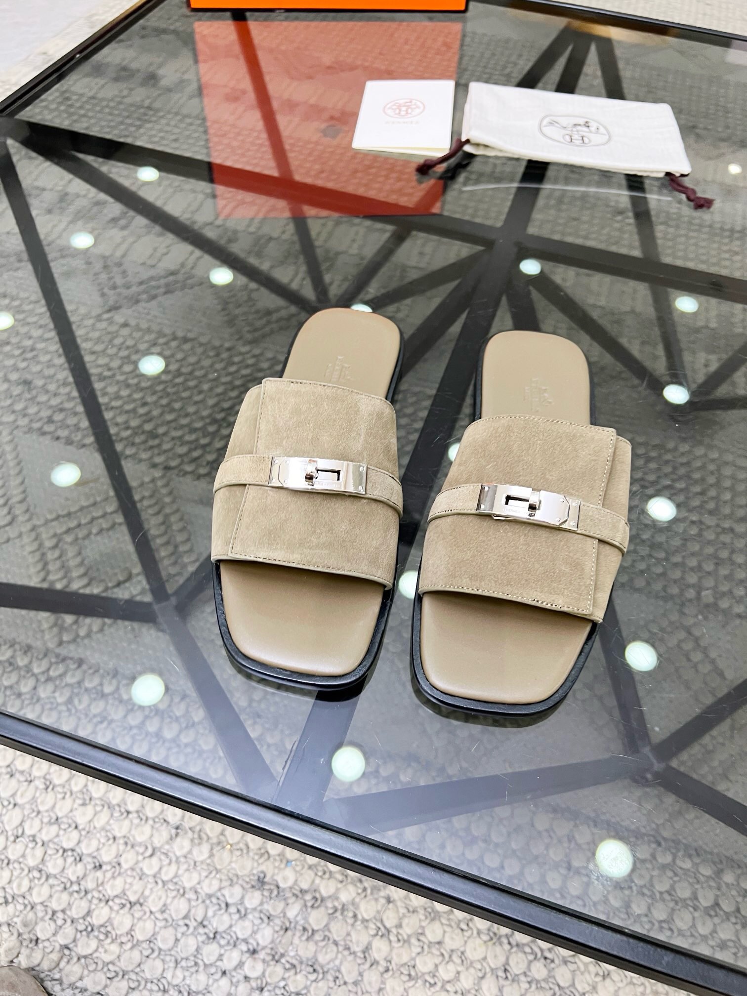 NO:217211,Brand HERMES color original color matching code number 39-44 customized 38.45.46 Price Material Hermes new spring and summer slippers counter synchronization, upper imported Italian cowhide, high-quality splicing color craftsmanship, original (real leather sole) special sole, exclusive movable molding sole is super comfortable, original heeling goods, high quality, welcome to compare., Hermes-slippers-sandals, hermes, hermes, sandals, slippers, cowhide19860909品牌HERMES 颜色原版配色 码数39-44定做38.45.46 价格 材质爱马仕新款春夏拖鞋专柜同步,鞋面意大利进口牛皮,高品质拼接色彩工艺,原厂（真皮底）特供大底,独家活动成型底超级舒适,原厂跟单货,高品质,欢迎对比.,爱马仕-拖鞋-凉鞋,hermes,hermes,sandals,slippers,cowhide,Men's shoes