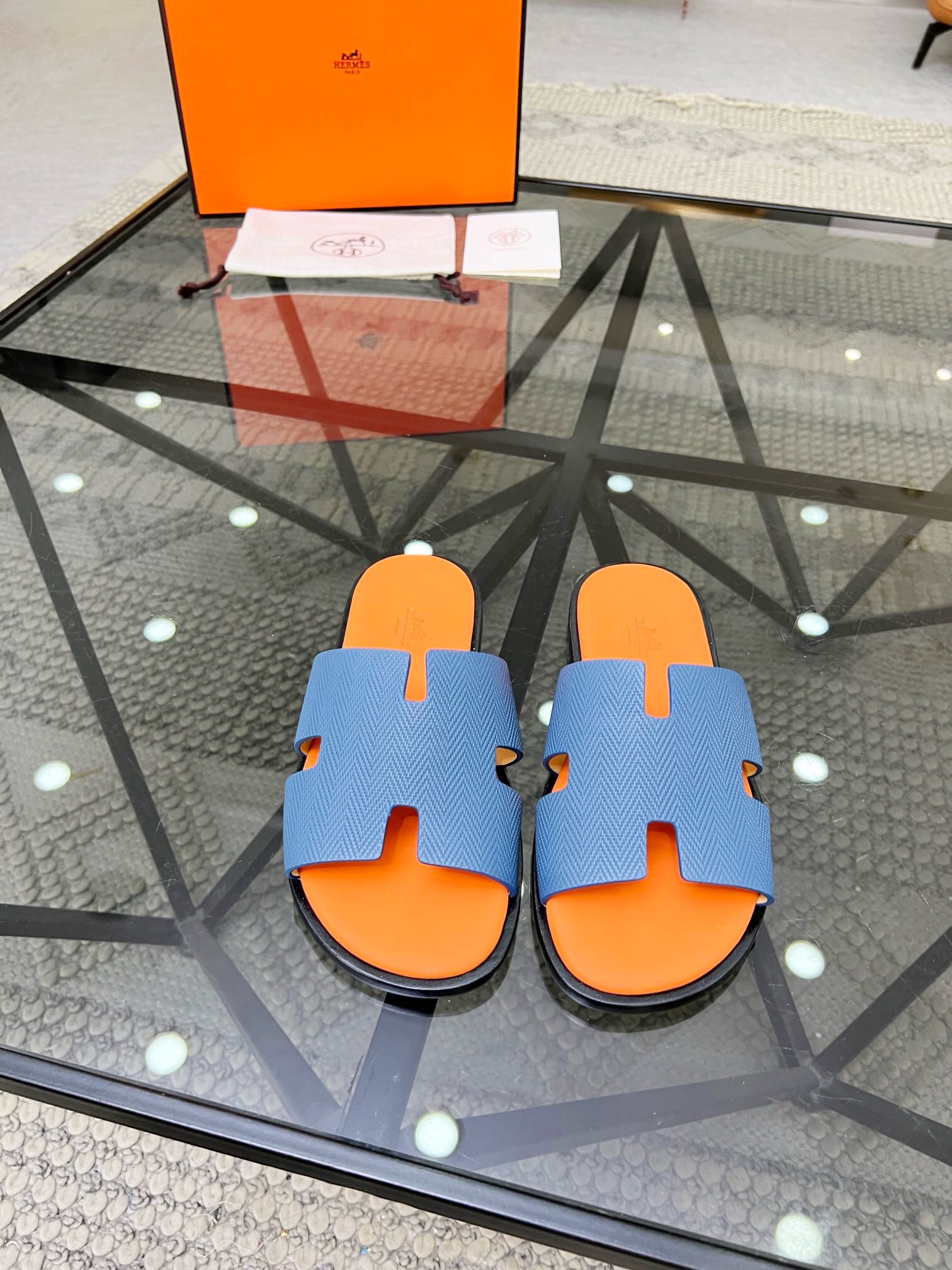 NO:218271,Brand HERMES color original color matching code number 39-44 customized 38.45.46 Price Material Hermes new spring and summer slippers counter synchronization, upper imported Italian cowhide, high-quality splicing color craftsmanship, original (real leather sole) special sole, exclusive movable molding sole is super comfortable, original heeling goods, high quality, welcome to compare., Hermes-slippers-sandals, hermes, hermes, sandals, slippers, cowhide19860909品牌HERMES 颜色原版配色 码数39-44定做38.45.46 价格 材质爱马仕新款春夏拖鞋专柜同步,鞋面意大利进口牛皮,高品质拼接色彩工艺,原厂（真皮底）特供大底,独家活动成型底超级舒适,原厂跟单货,高品质,欢迎对比.,爱马仕-拖鞋-凉鞋,hermes,hermes,sandals,slippers,cowhide,Men's shoes