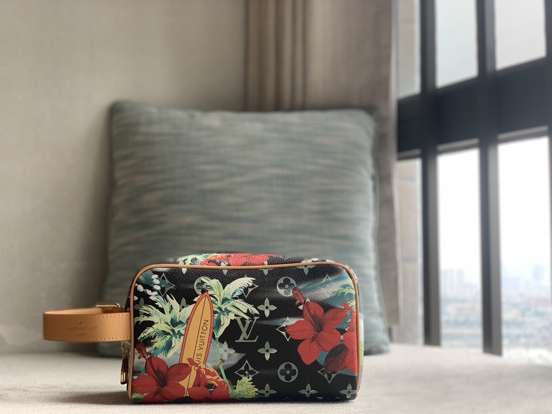 Louis Vuitton Rare version counter 24 new products debut [Locker Dopp Kit Toilet Bag] M24799 83112 Black Surf