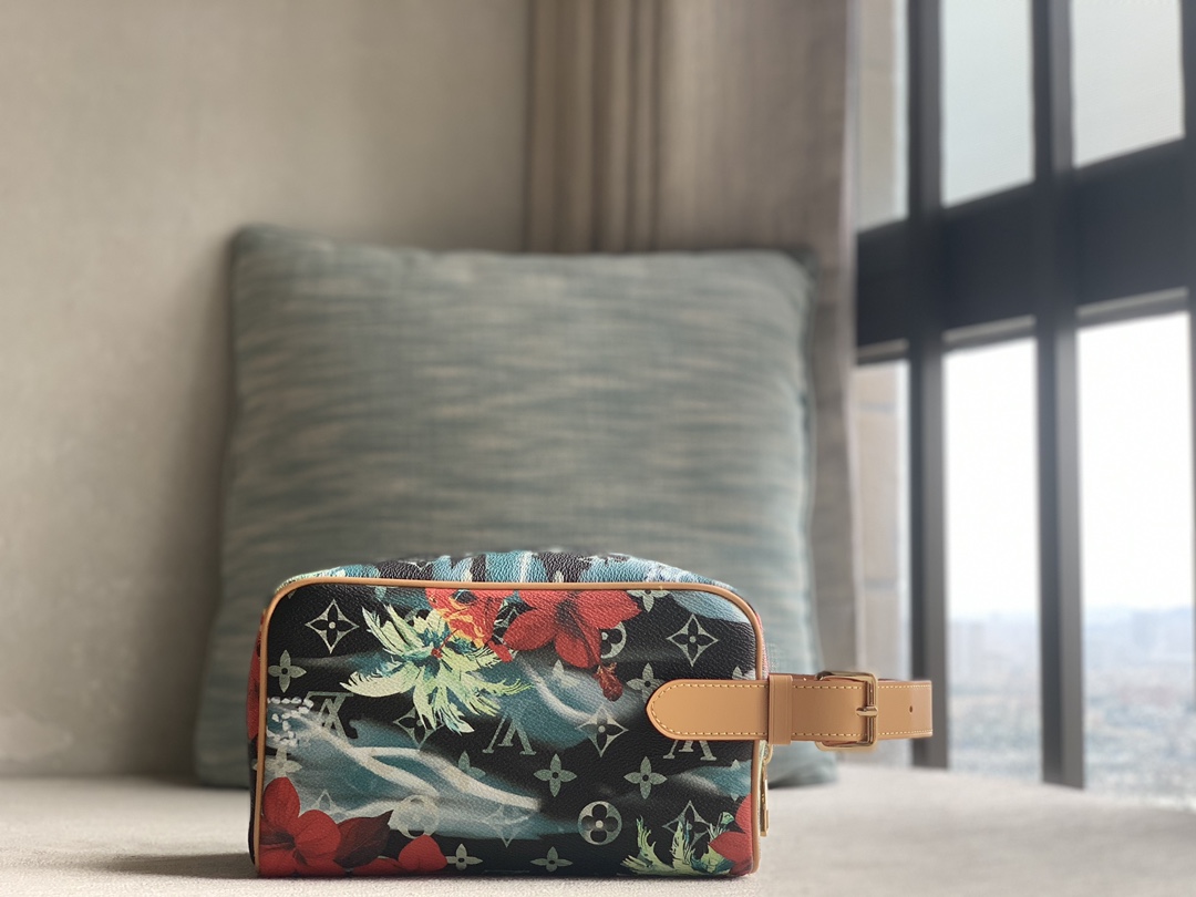Louis Vuitton Rare version counter 24 new products debut [Locker Dopp Kit Toilet Bag] M24799 83112 Black Surf